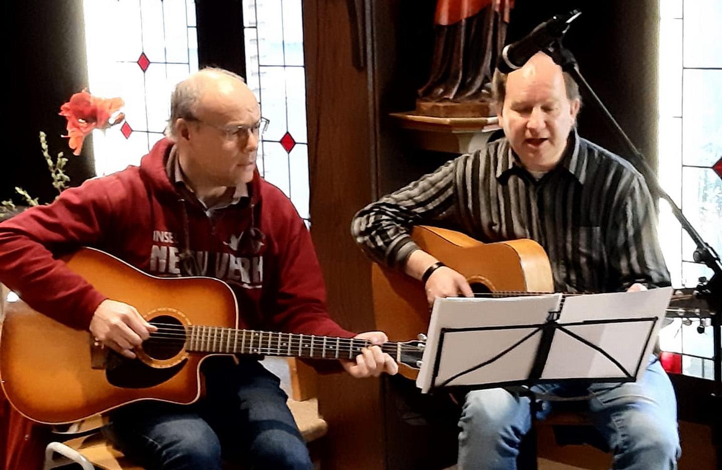 Das Gitarrenduo „With Four hands“ mit Guido Jackson-Wilms (r.) und Dr. Norbert Feinendegen gab in der Hauskapelle des Ordo Communionis in Christo in Mechernich ein Konzert mit nachdenklichen Songs.