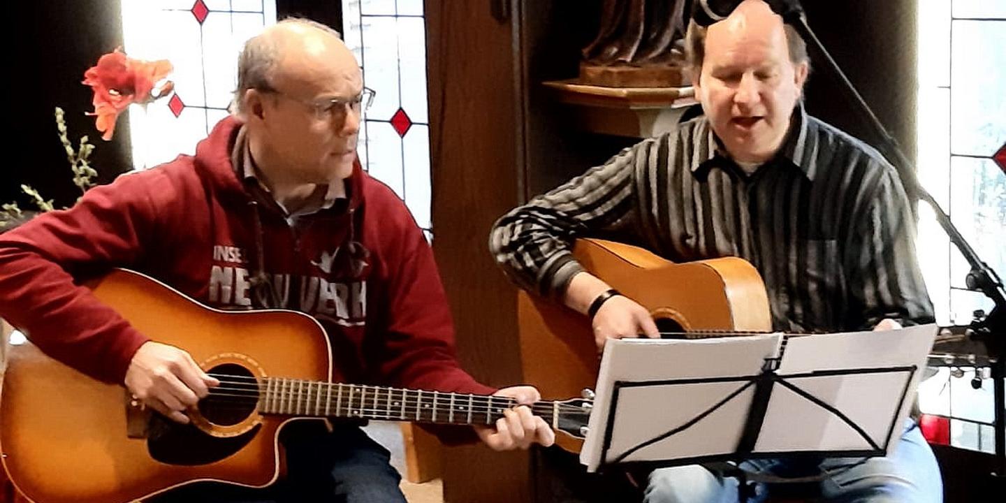Das Gitarrenduo „With Four hands“ mit Guido Jackson-Wilms (r.) und Dr. Norbert Feinendegen gab in der Hauskapelle des Ordo Communionis in Christo in Mechernich ein Konzert mit nachdenklichen Songs.