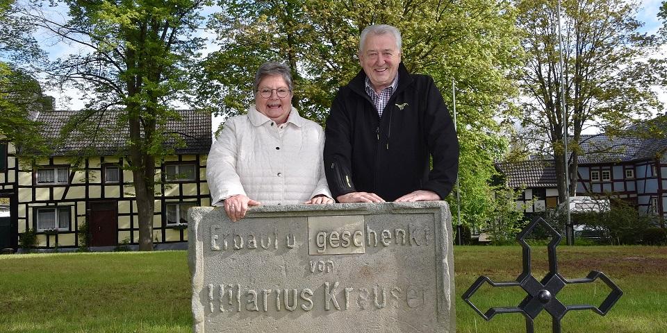 Theresia Böhm und ihr Mann Norbert am Glehner Dorfanger. Die engagierte Katholikin lädt Gläubige zu monatlichen Treffen der Bewegung „Stay & Pray“ ein.