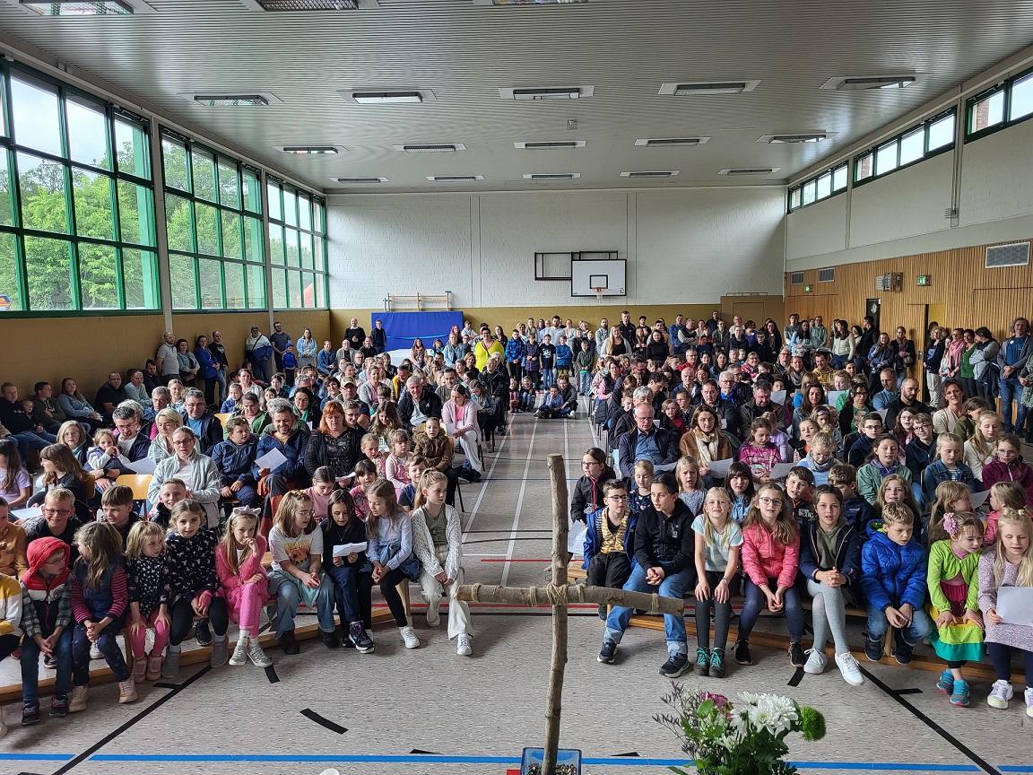 Über 200 Kinder und Erwachsene feierte zu Beginn Gottesdienst in der Turnhalle. Thema war die Freude.