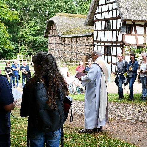 Über 50 Gläubige nahmen im Eifeldorf des Museums vor der alten Fachwerkkapelle aus Schützendorf an einem kleinen Gottesdienst zu Mariä Himmelfahrt mit dem Mechernicher Diakon Manfred Lang teil.