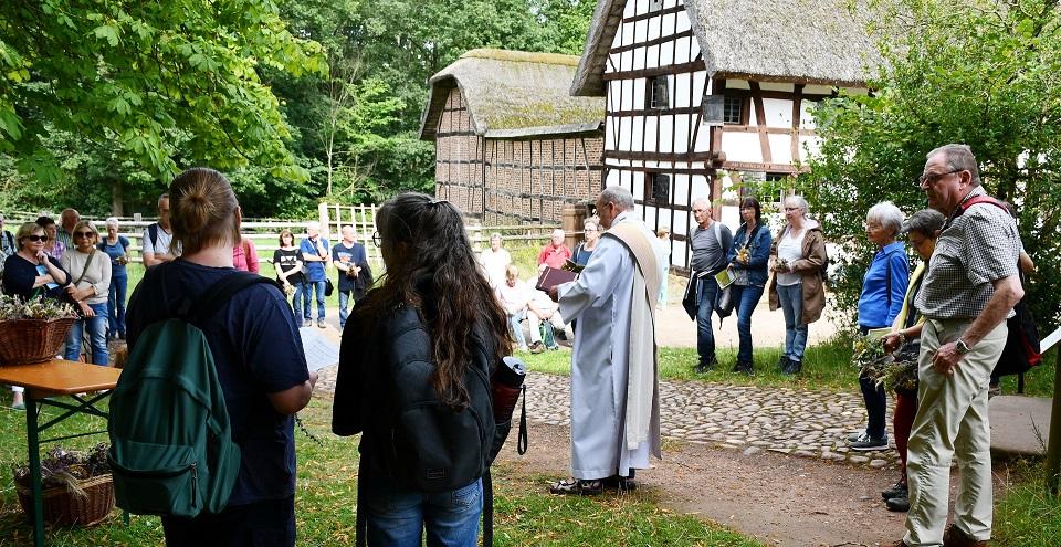 Über 50 Gläubige nahmen im Eifeldorf des Museums vor der alten Fachwerkkapelle aus Schützendorf an einem kleinen Gottesdienst zu Mariä Himmelfahrt mit dem Mechernicher Diakon Manfred Lang teil.