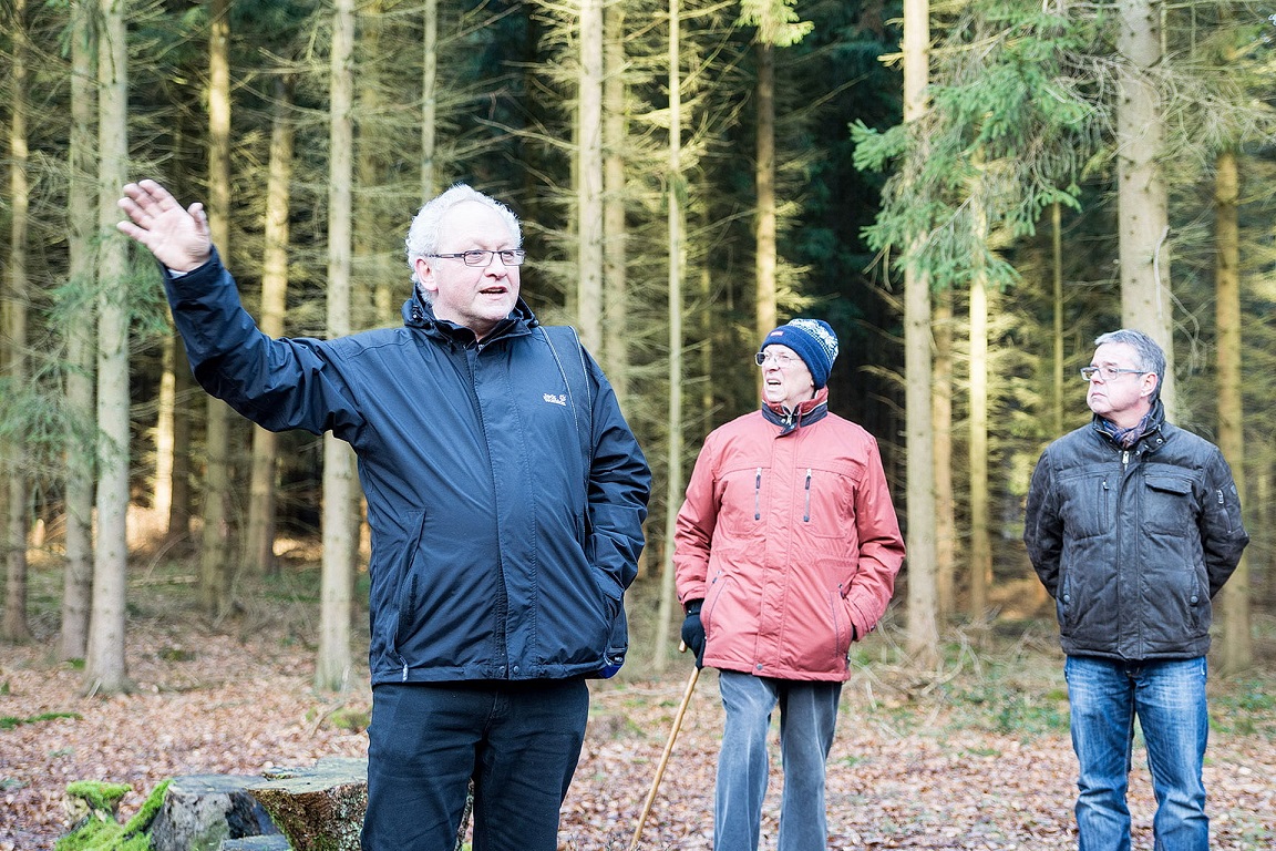 Kirchenvorstand Helmut Müller mit Interessenten bei einer früheren Begehung des Nöthener Gotteswaldes. (c) Archivfoto: pp/Agentur ProfiPress