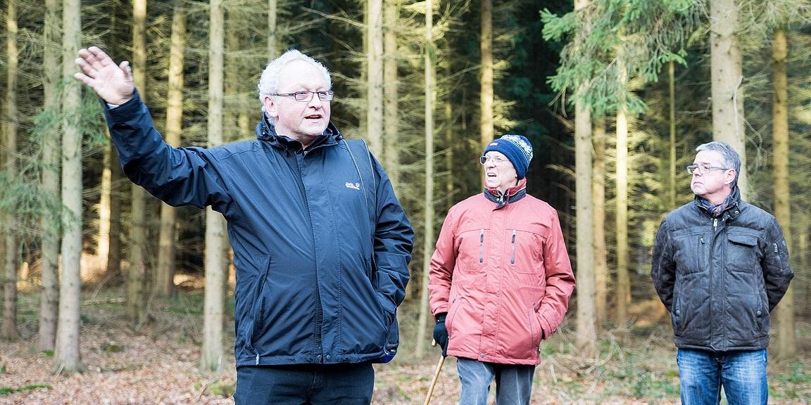 Kirchenvorstand Helmut Müller mit Interessenten bei einer früheren Begehung des Nöthener Gotteswaldes.