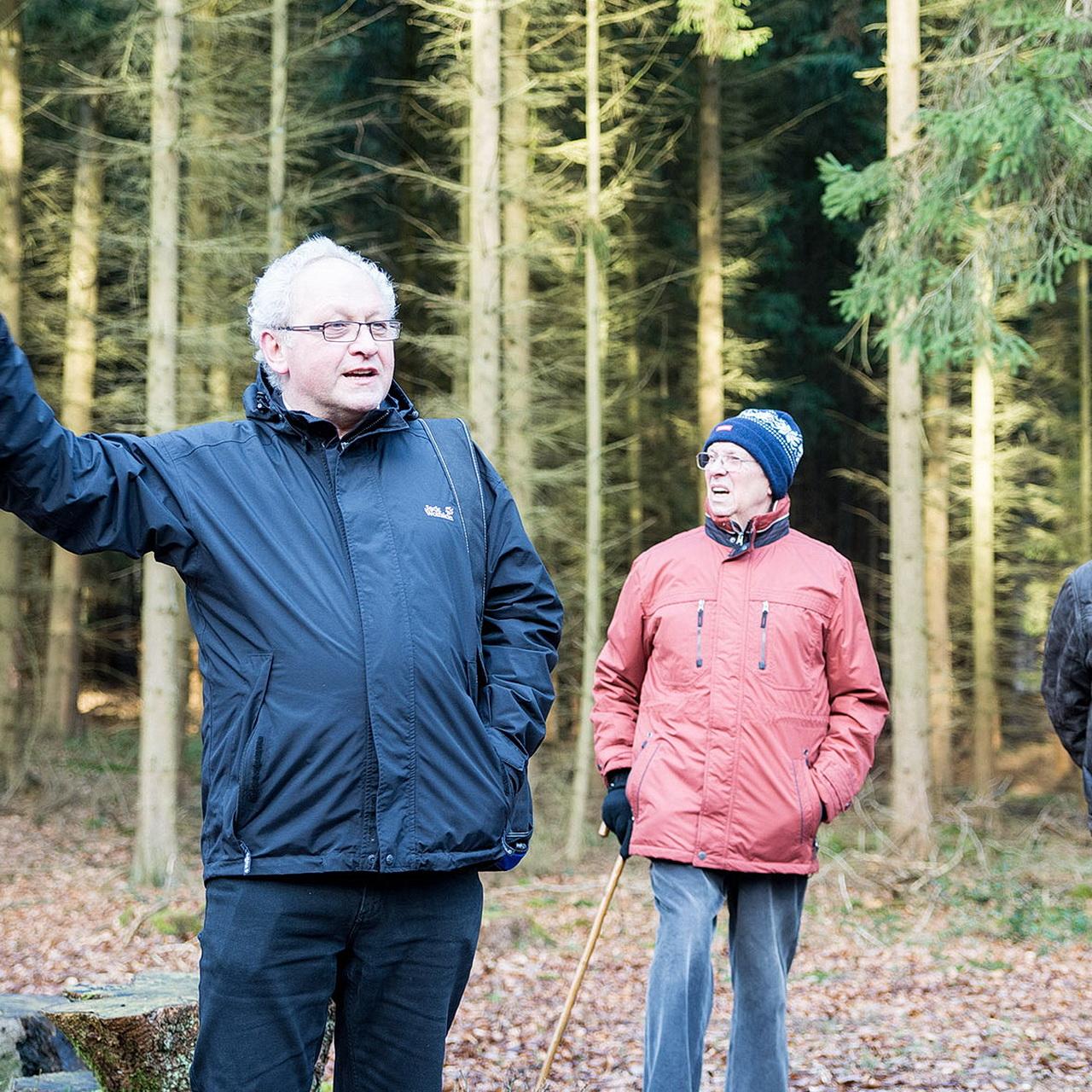 Pfarrer Erik Pühringer selbst und hier Helmut Müller vom Kirchenvorstand St. Willibrordus Nöthen zeigen Interessenten Grabstellen im „Gotteswald“ ab Grillhütte Bouderath, nächstes Mal wieder am Sonntag, 2. Februar, um 14 Uhr.