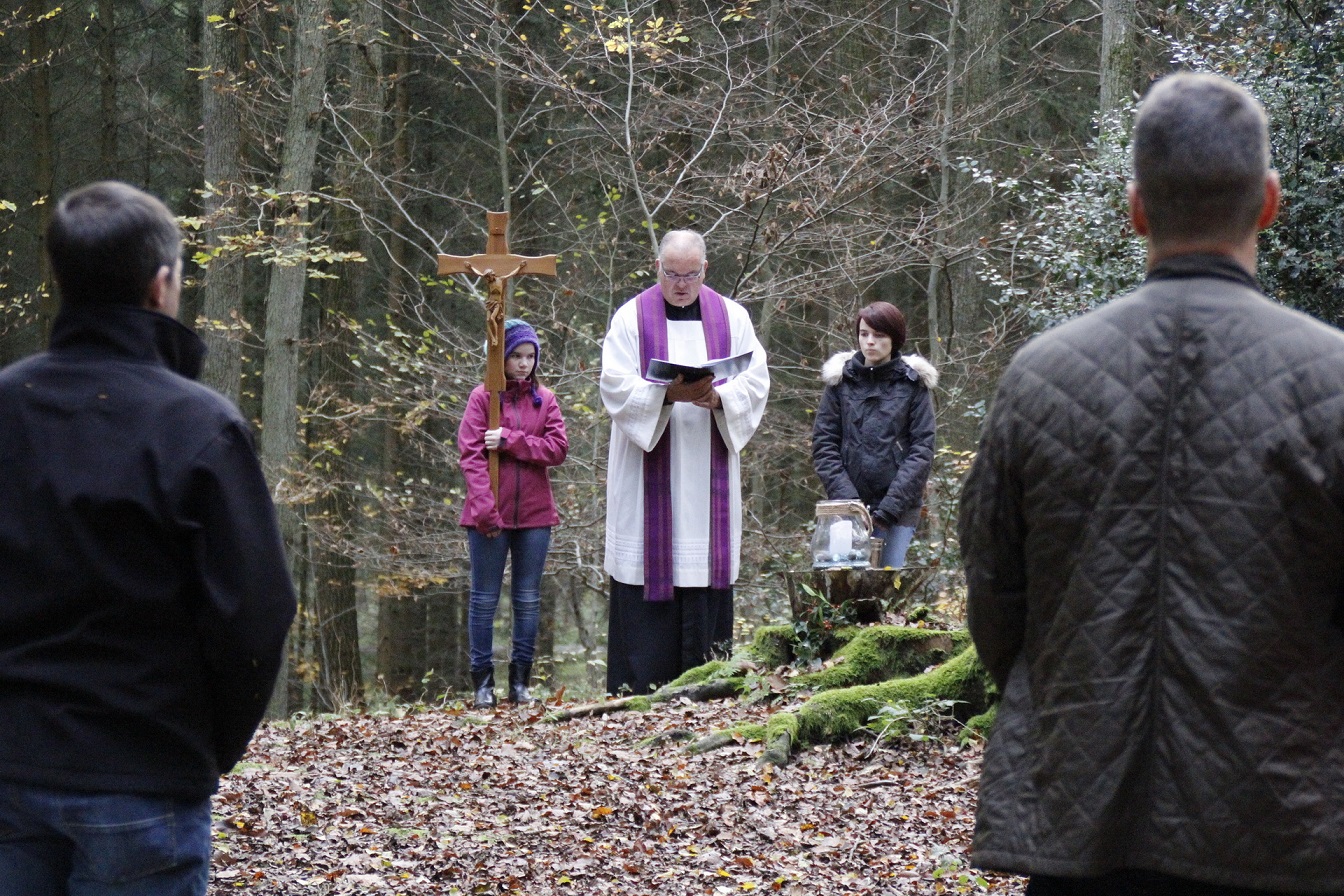 Blick während einer Bestattung mit Pfarrer Erik Pühringer in den „Gotteswald“ Nöthen bei Bouderath: Der christliche Bestattungswald verbindet Natur, Erinnerung und Glauben miteinander. (c) Archivfoto: pp/Agentur ProfiPress