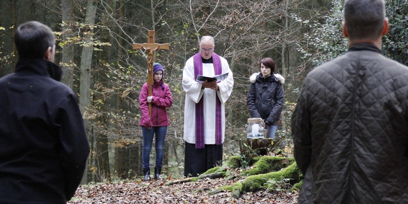 Blick während einer Bestattung mit Pfarrer Erik Pühringer in den „Gotteswald“ Nöthen bei Bouderath: Der christliche Bestattungswald verbindet Natur, Erinnerung und Glauben miteinander.