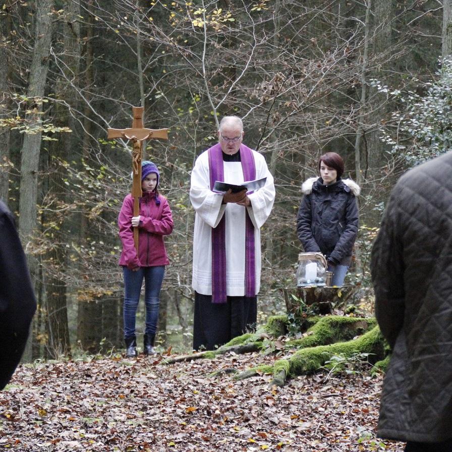 Blick während einer Bestattung mit Pfarrer Erik Pühringer in den „Gotteswald“ Nöthen bei Bouderath: Der christliche Bestattungswald verbindet Natur, Erinnerung und Glauben miteinander.