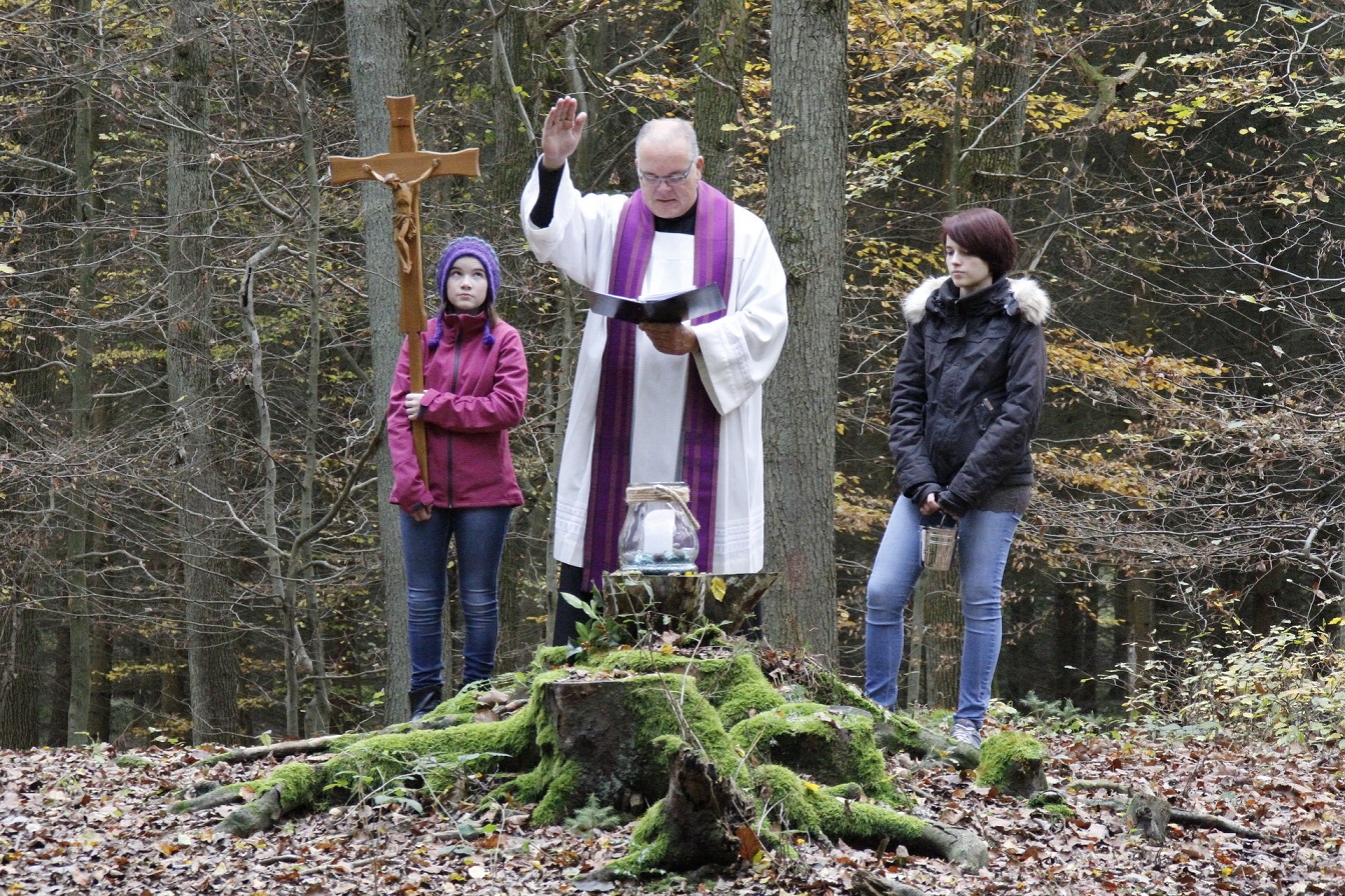 Eine bleibende Begräbnisstätte unter Bäumen bietet der „Pastorale Raum St. Barbara Mechernich“, zu dem auch die Pfarre Sankt Willibrordus Nöthen gehört, Interessenten und ihren Angehörigen im sogenannten „Gotteswald“ bei Bouderath an. Hier ist Pfarrer Erik Pühringer bei einer früheren Beisetzung vor Ort zu sehen.