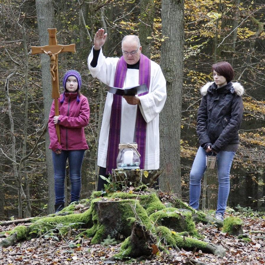 Eine bleibende Begräbnisstätte unter Bäumen bietet der „Pastorale Raum St. Barbara Mechernich“, zu dem auch die Pfarre Sankt Willibrordus Nöthen gehört, Interessenten und ihren Angehörigen im sogenannten „Gotteswald“ bei Bouderath an. Hier ist Pfarrer Erik Pühringer bei einer früheren Beisetzung vor Ort zu sehen.