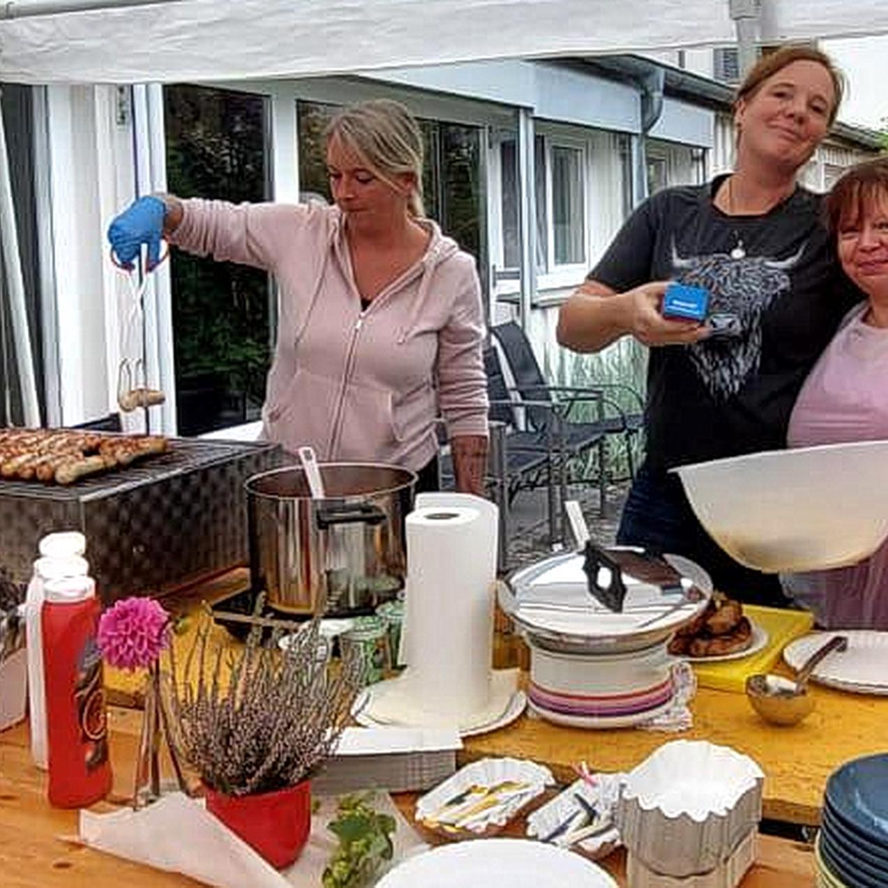 Herzhafte Bratwürste vom Grill und knusprige Pommes gab´s beim Grillfest des Sozialwerks Communio in Christo in Mechernich.