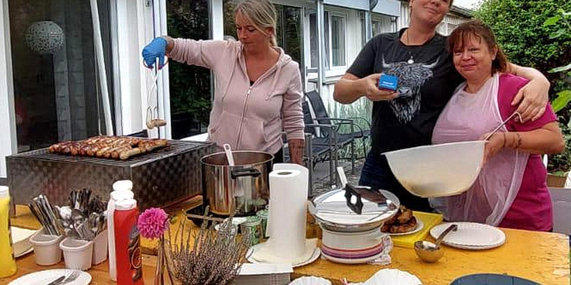 Herzhafte Bratwürste vom Grill und knusprige Pommes gab´s beim Grillfest des Sozialwerks Communio in Christo in Mechernich.