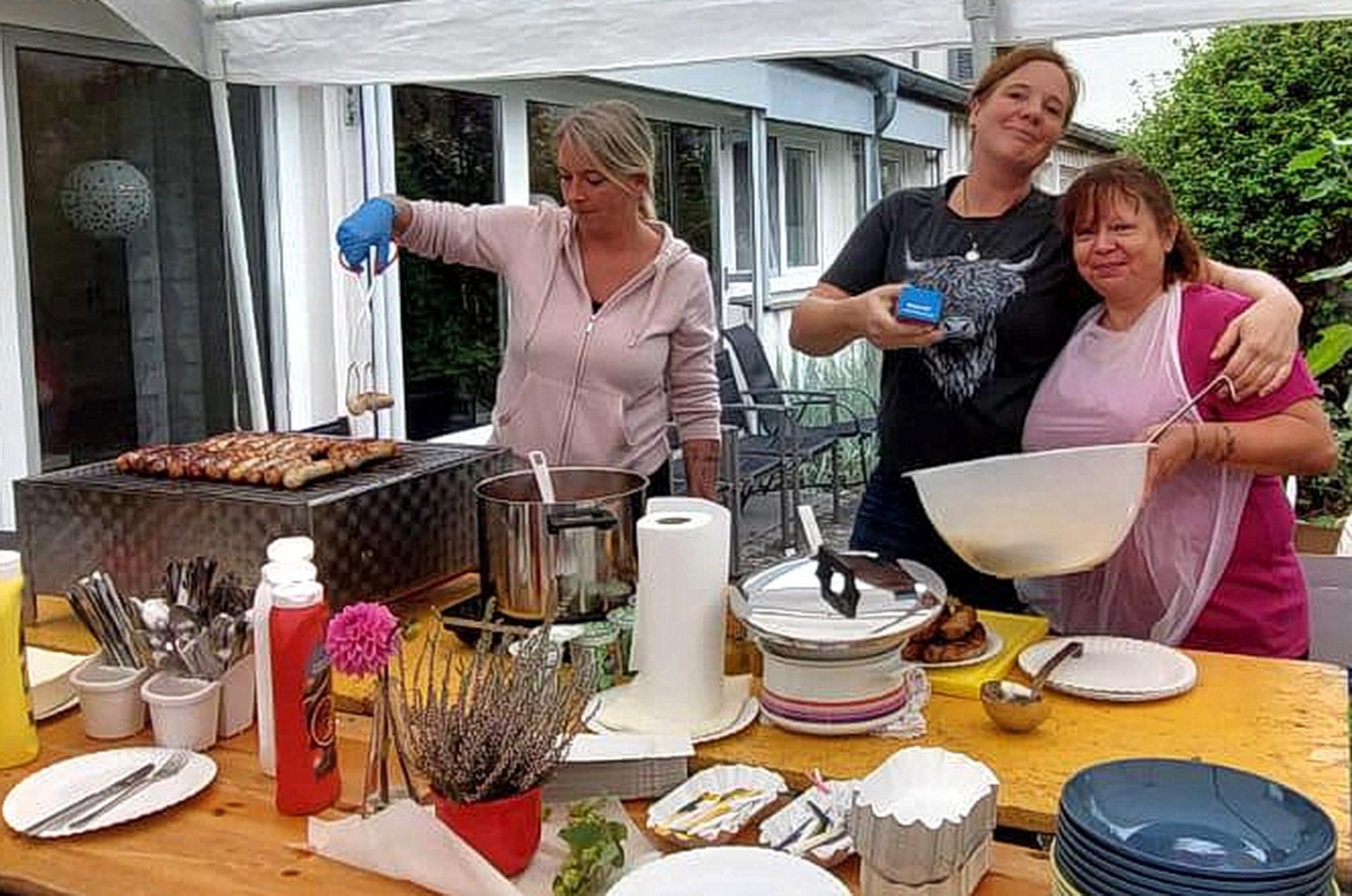 Herzhafte Bratwürste vom Grill und knusprige Pommes gab´s beim Grillfest des Sozialwerks Communio in Christo in Mechernich.