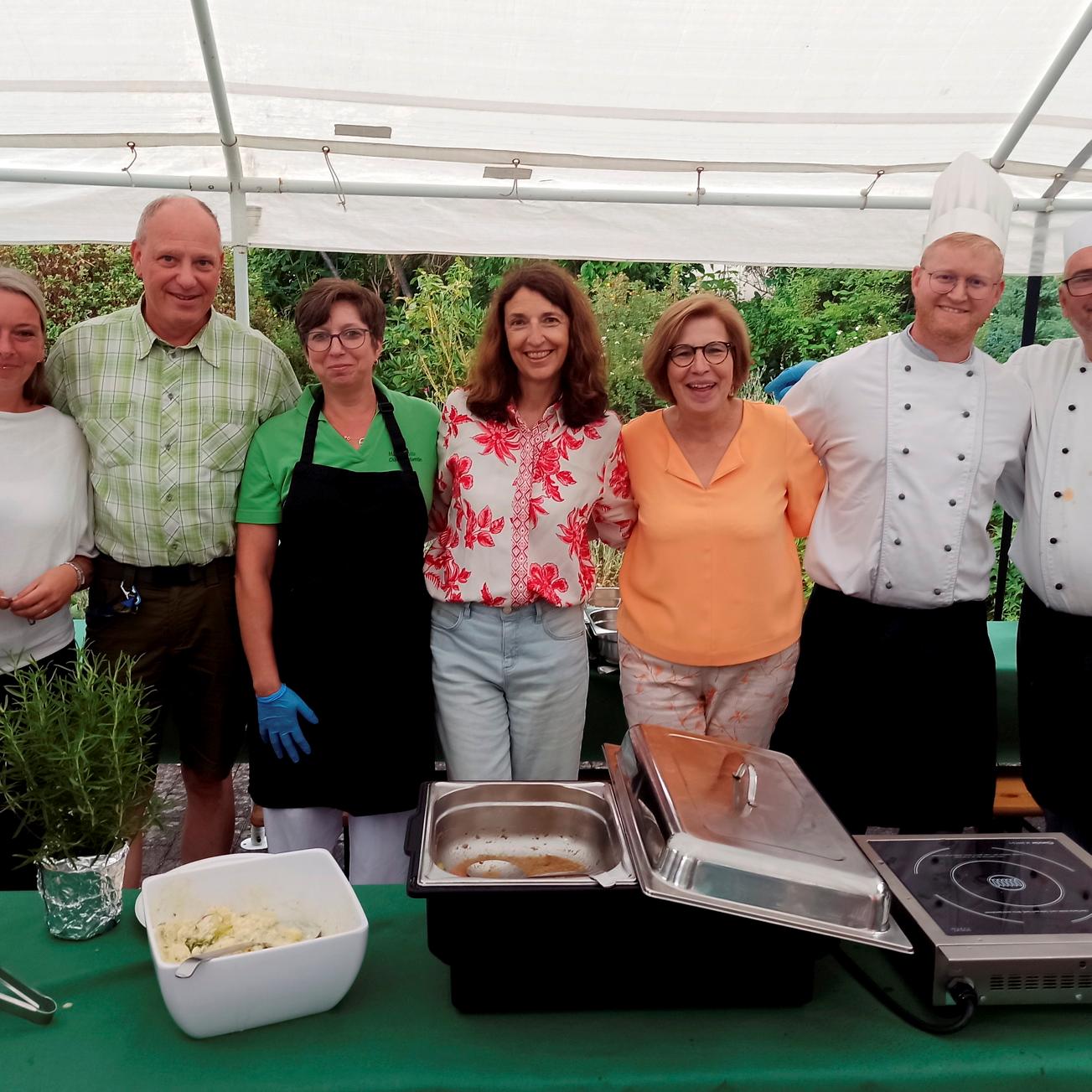 Zum Grillfest der Communio versammelten sich rund 110 Personen zum gemütlichen Beisammensitzen. Bewohnerinnen und Bewohner, Gäste und Mitarbeitende ließen es sich bei großer kulinarischer Auswahl gut gehen.