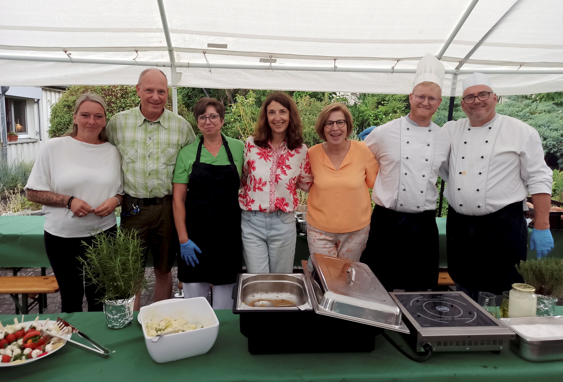Zum Grillfest der Communio versammelten sich rund 110 Personen zum gemütlichen Beisammensitzen. Bewohnerinnen und Bewohner, Gäste und Mitarbeitende ließen es sich bei großer kulinarischer Auswahl gut gehen. (c) Foto: CIC/pp/Agentur ProfiPress