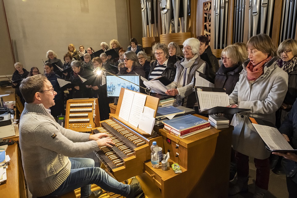 Für einen besonders festlichen Rahmen sorgten die Sängerinnen und Sänger der Chorgemeinschaft „Eifelklang“ unter der Leitung von Dominik Bützler an der Orgel. (c) Foto: Ronald Larmann/pp/Agentur ProfiPress