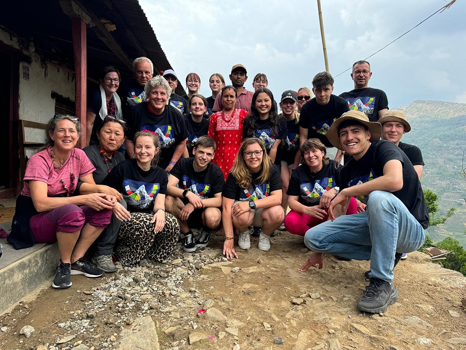 Eine Gruppe glücklicher Menschen in Nepal: sie kamen von der Gesamtschule Mechernich, um zu helfen. (c) Fotos: Privat/pp/Agentur ProfiPress