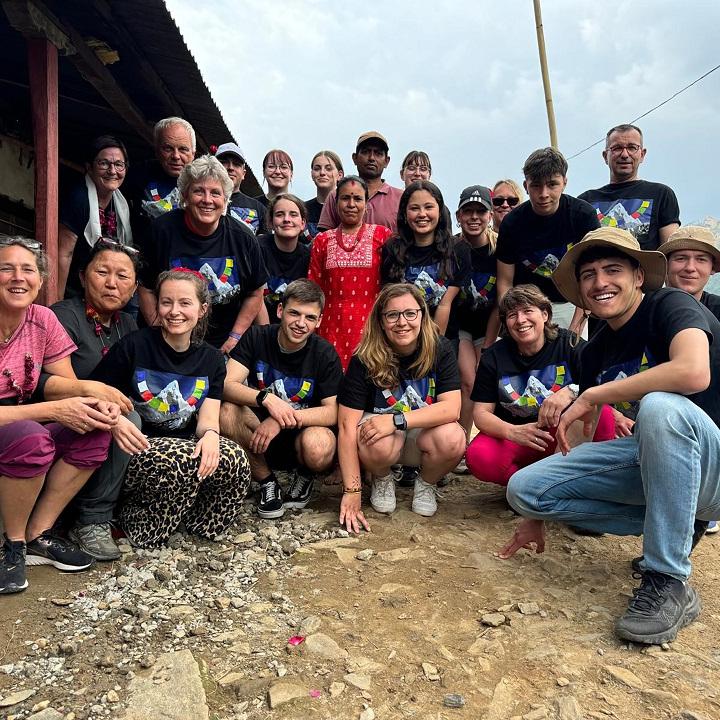 Eine Gruppe glücklicher Menschen in Nepal: sie kamen von der Gesamtschule Mechernich, um zu helfen.