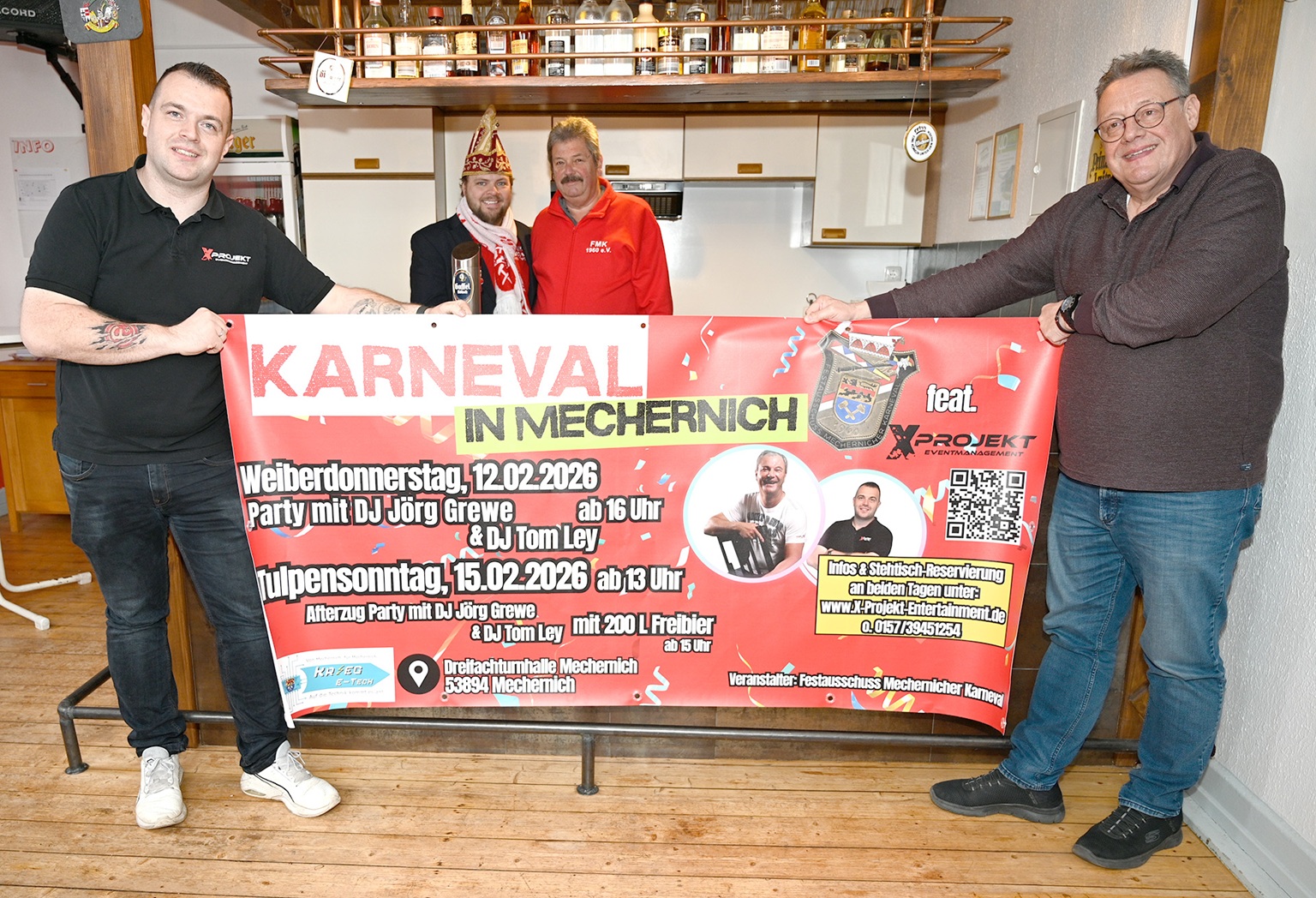 Freuen sich schon auf zwei große Partys an Weiberdonnerstag (12. Februar) und Tulpensonntag (15. Februar) in Mechernich: (v. l.) Veranstalter und DJ Tom Ley, Prinz Torsten und Albert Meyer sowie Michael Sander vom FMK. (c) Foto: Henri Grüger/pp/Agentur ProfiPress
