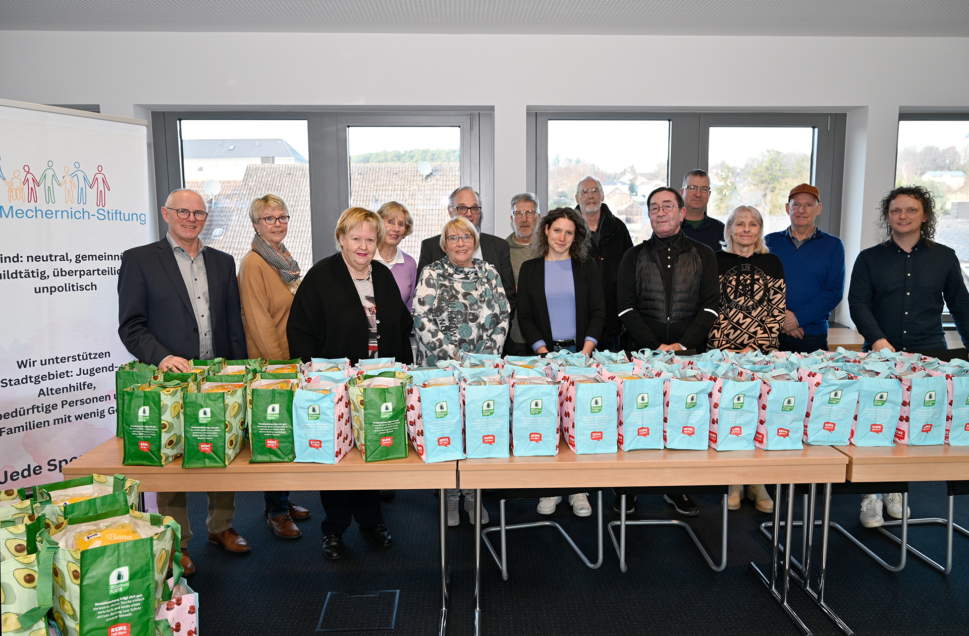 160 randvolle Tüten mit Lebensmitteln kann die Mechernich Stiftung zu Weihnachten im Stadtgebiet verteilen. (c) Foto: Henri Grüger/pp/Agentur ProfiPress