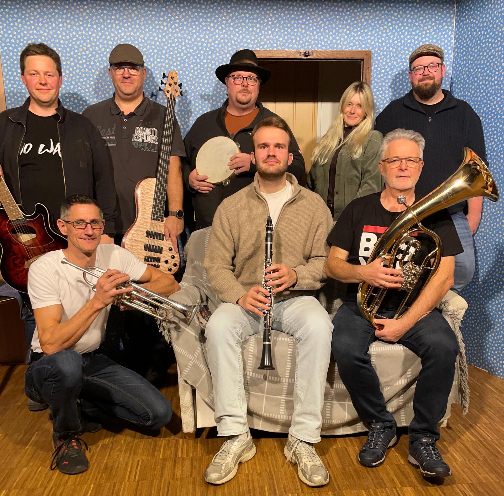 Gestalten ein Mitsingkonzert am 20. Dezember in Bergbuir: „Two Funny 4 you“ und Gastmusiker(innen). (V. l.) hinten: Christian Meyer, Klaus Stockhausen, Oliver Gransow, Desireé Schink-Fußel, Sascha Greuel. Vorne: Guido Esser, Fynn Reinders, Robert Meyer. (c) Foto: De Hommele/pp/Agentur ProfiPress