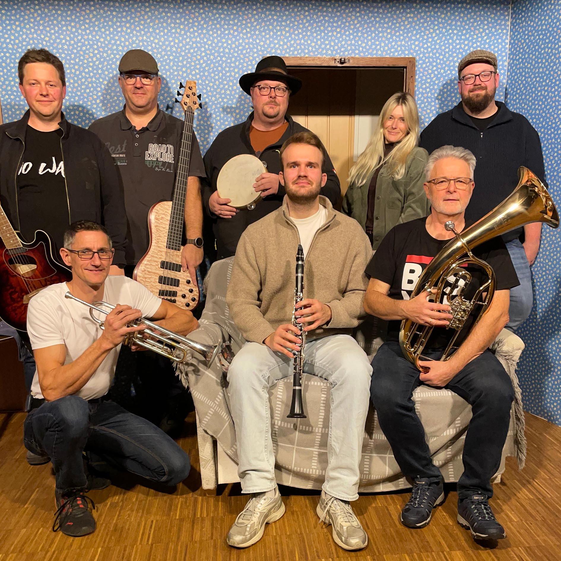 Gestalten ein Mitsingkonzert am 20. Dezember in Bergbuir: „Two Funny 4 you“ und Gastmusiker(innen). (V. l.) hinten: Christian Meyer, Klaus Stockhausen, Oliver Gransow, Desireé Schink-Fußel, Sascha Greuel. Vorne: Guido Esser, Fynn Reinders, Robert Meyer.