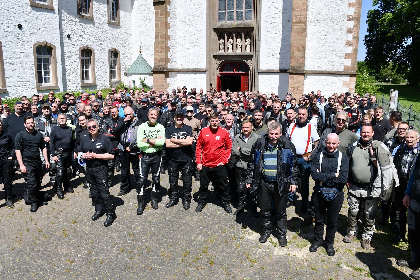 Die frühere Trappistenabtei Mariawald bei Heimbach war im vergangenen Jahr das Ziel der Motorradwallfahrt der Bundeswehr. Als Höhepunkt überflogen drei Eurofighter aus Nörvenich die Pilger. (c) Foto: Manfred Lang/pp/Agentur ProfiPress
