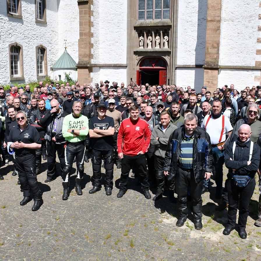 Die frühere Trappistenabtei Mariawald bei Heimbach war im vergangenen Jahr das Ziel der Motorradwallfahrt der Bundeswehr. Als Höhepunkt überflogen drei Eurofighter aus Nörvenich die Pilger.