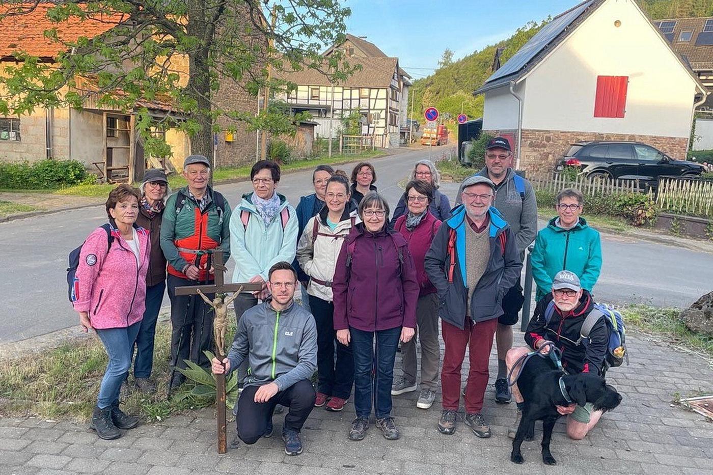 Wallfahrtsstart in Urfey: 16 der insgesamt 20 Pilger größtenteils aus dem Pastoralen Raum Mechernich stellten sich zum Gruppenbild auf.