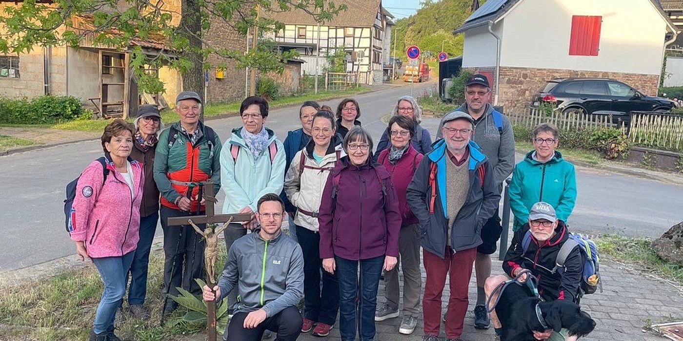 Wallfahrtsstart in Urfey: 16 der insgesamt 20 Pilger größtenteils aus dem Pastoralen Raum Mechernich stellten sich zum Gruppenbild auf.