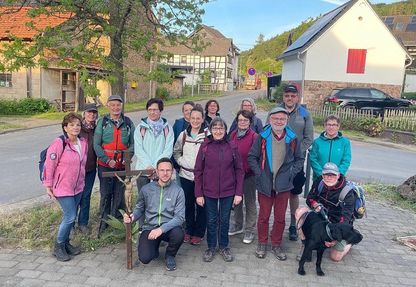 Wallfahrtsstart in Urfey: 16 der insgesamt 20 Pilger größtenteils aus dem Pastoralen Raum Mechernich stellten sich zum Gruppenbild auf.