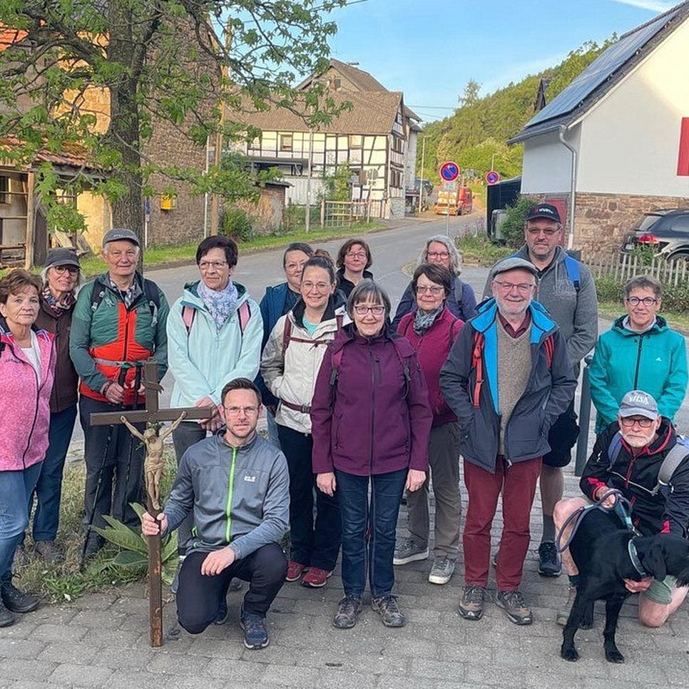 Wallfahrtsstart in Urfey: 16 der insgesamt 20 Pilger größtenteils aus dem Pastoralen Raum Mechernich stellten sich zum Gruppenbild auf.