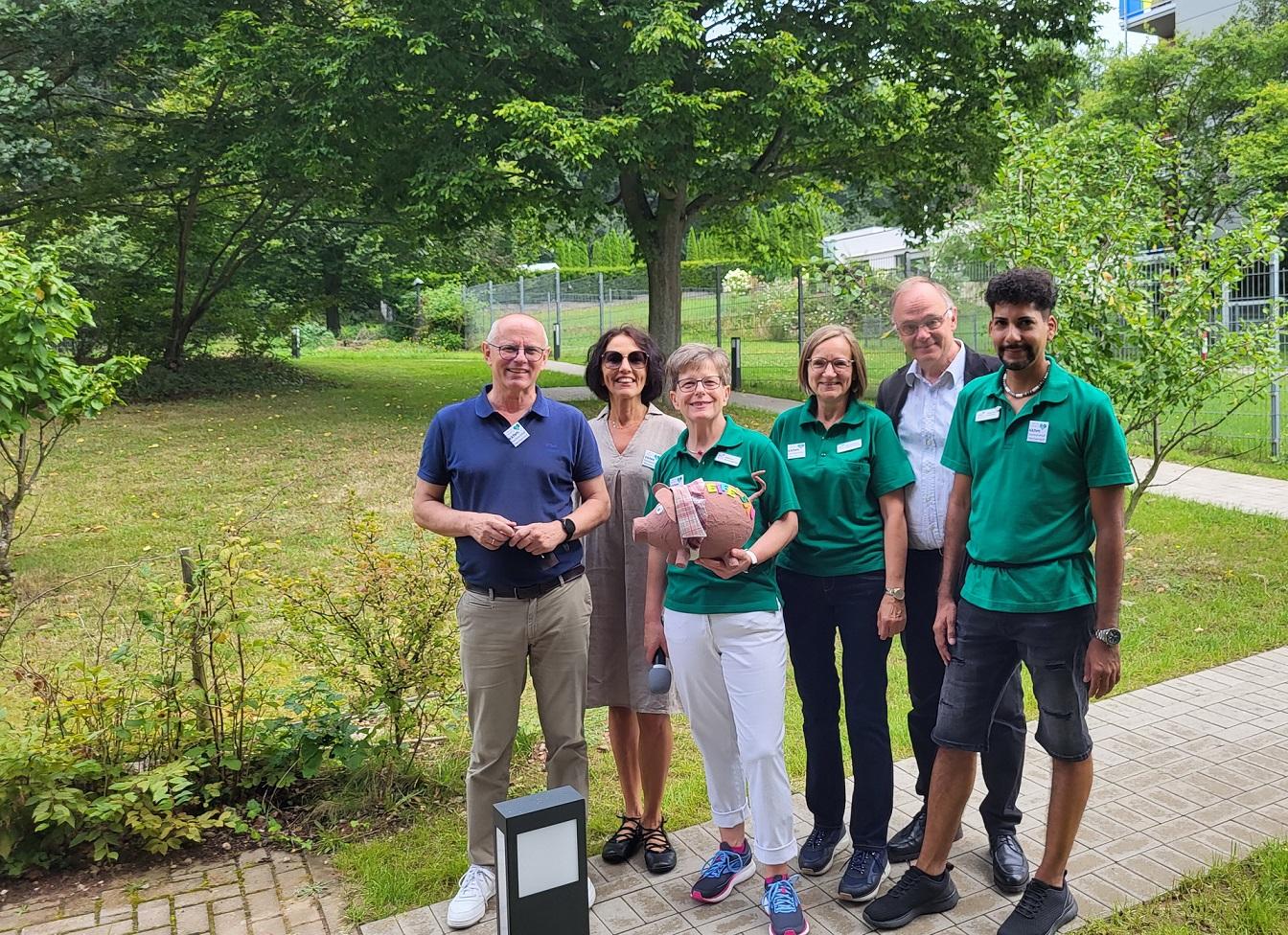 Krankenhaus-Fördervereins-Vorsitzender Ralf Claßen (v.l.), Sozialdienstleiterin Anita Deimann, Einrichtungsleiterin Sabine Koch, Hauswirtschaftsleiterin Petra Manderfeld, der stellvertretende Fördervereinsvorsitzende Pfarrer Dr. Michael Stöhr und Pflegedienstleiter Mario Reidt freuen sich über den schönen und funktionellen Garten.