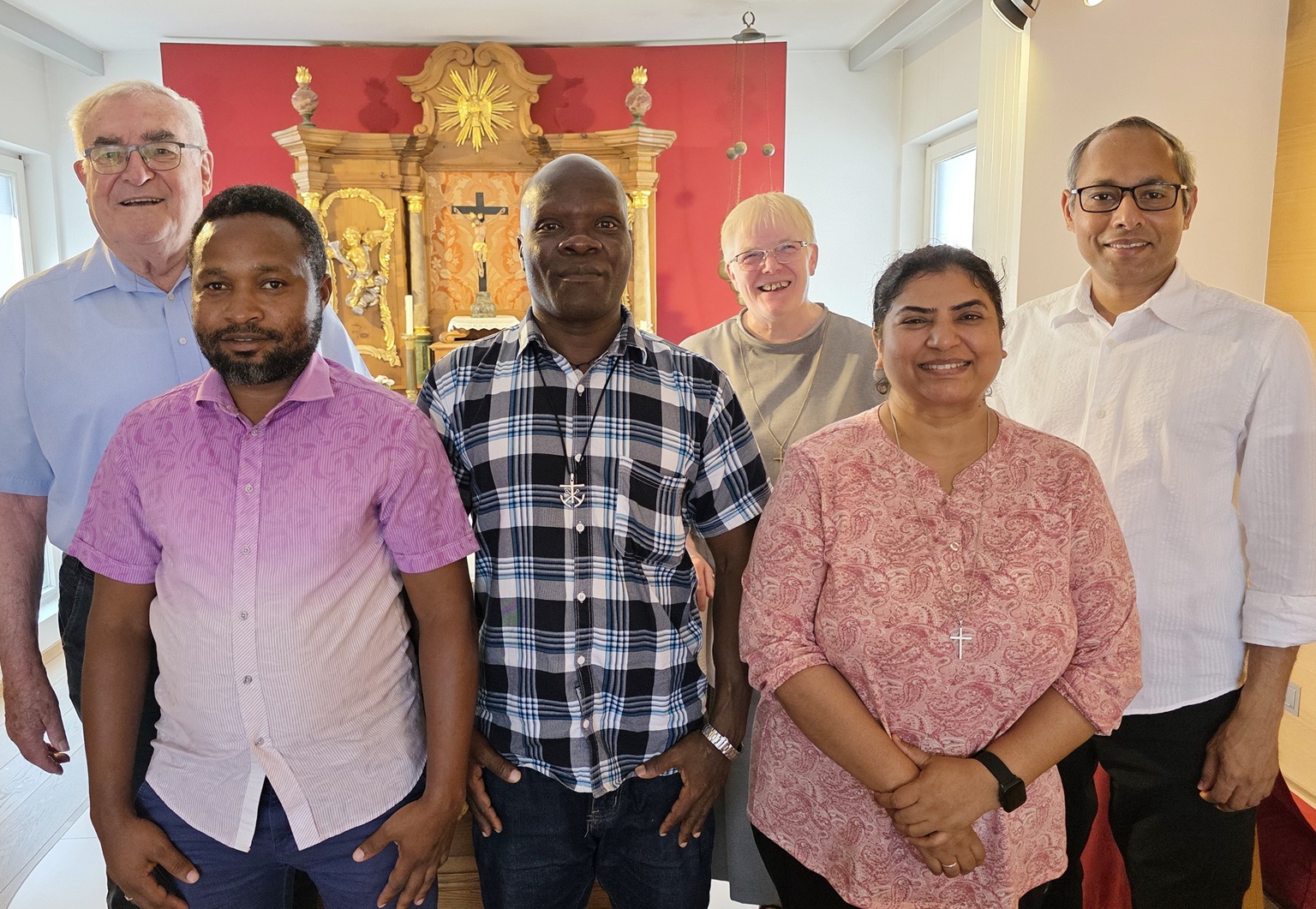 Abschied nach vier intensiven Wochen im Mutterhaus der Communio in Christo (v.l.): Spiritual Pater Rudolf Ammann ISch, Martin Atwiine, Father John Baptist CSC, Schwester Lidwina, Schwester Shelly und Generalsuperior Father Jaison Thazhathil. Im Mittelpunkt des Austauschs standen Gebet, Gemeinschaft und die Frage, wie die Spiritualität der Communio in Christo künftig auch in Uganda weiter Wurzeln schlagen kann. (c) Foto: Manfred Lang/Communio in Christo/pp/Agentur ProfiPress