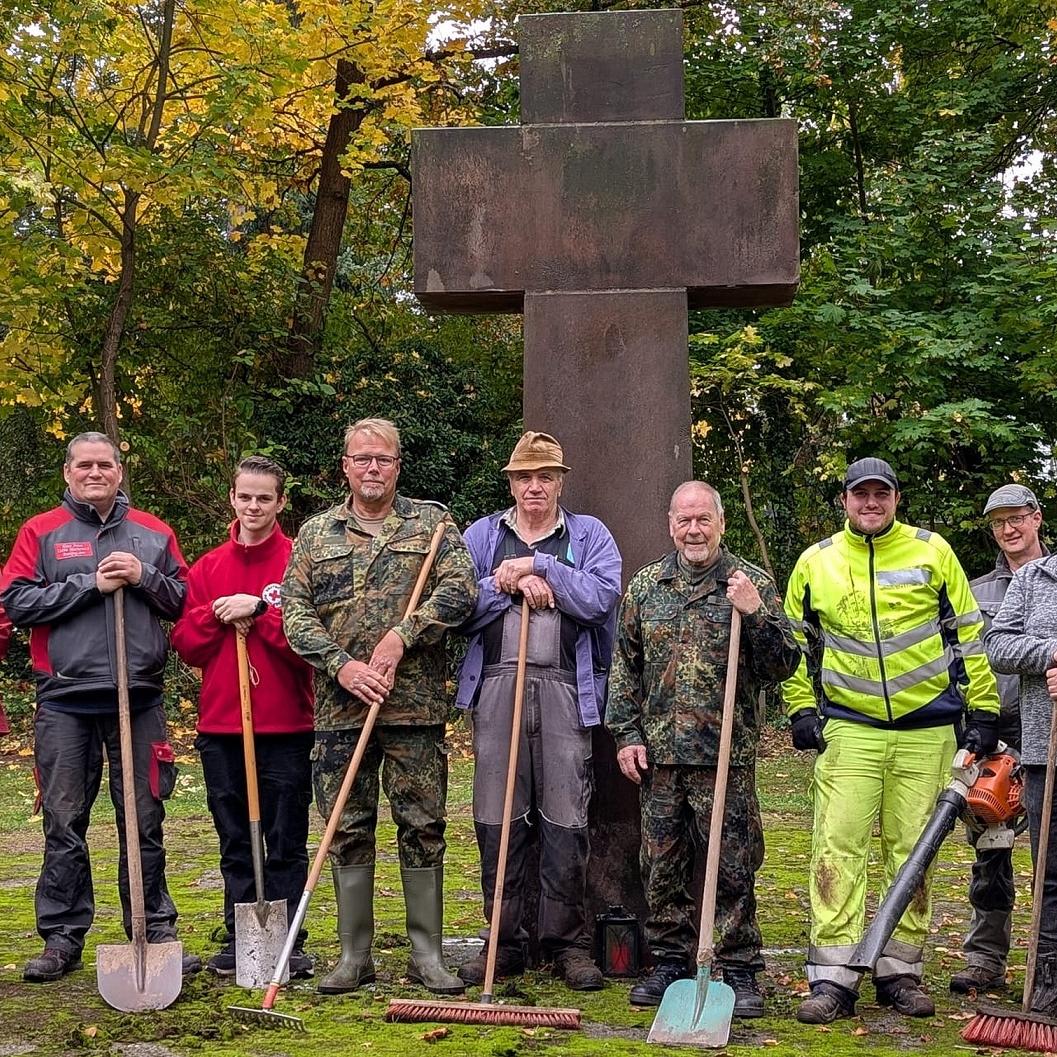 Mitglieder des Rotkreuz-Ortsvereins und der Reservistenkameradschaft Mechernich/Bad Münstereifel arbeiteten jetzt Kriegsgräberstätten auf dem Friedhof an der Alten Kirche auf (v.l.): Alileen Jungmann, Rainer Hück, Dominik Muhr, Holger Witzsche, Karl Lang, Manfred Bresgen, Timo Klotzbücher, Andre Klar und Sascha Suijkerland.