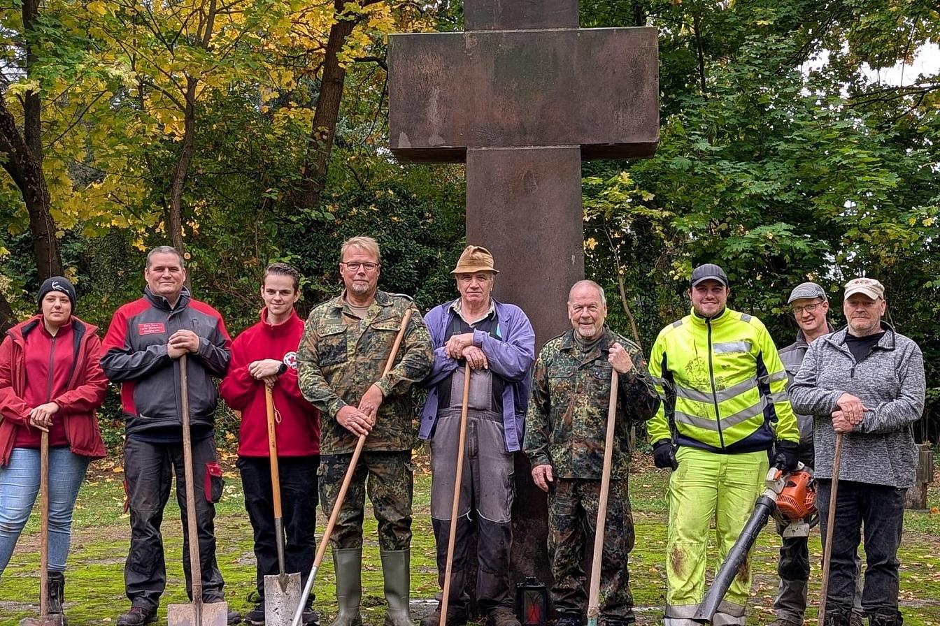 Mitglieder des Rotkreuz-Ortsvereins und der Reservistenkameradschaft Mechernich/Bad Münstereifel arbeiteten jetzt Kriegsgräberstätten auf dem Friedhof an der Alten Kirche auf (v.l.): Alileen Jungmann, Rainer Hück, Dominik Muhr, Holger Witzsche, Karl Lang, Manfred Bresgen, Timo Klotzbücher, Andre Klar und Sascha Suijkerland.