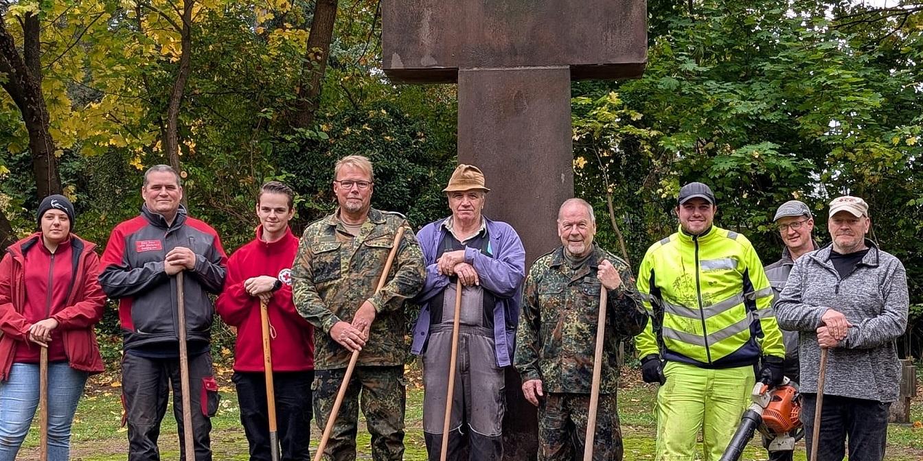 Mitglieder des Rotkreuz-Ortsvereins und der Reservistenkameradschaft Mechernich/Bad Münstereifel arbeiteten jetzt Kriegsgräberstätten auf dem Friedhof an der Alten Kirche auf (v.l.): Alileen Jungmann, Rainer Hück, Dominik Muhr, Holger Witzsche, Karl Lang, Manfred Bresgen, Timo Klotzbücher, Andre Klar und Sascha Suijkerland.