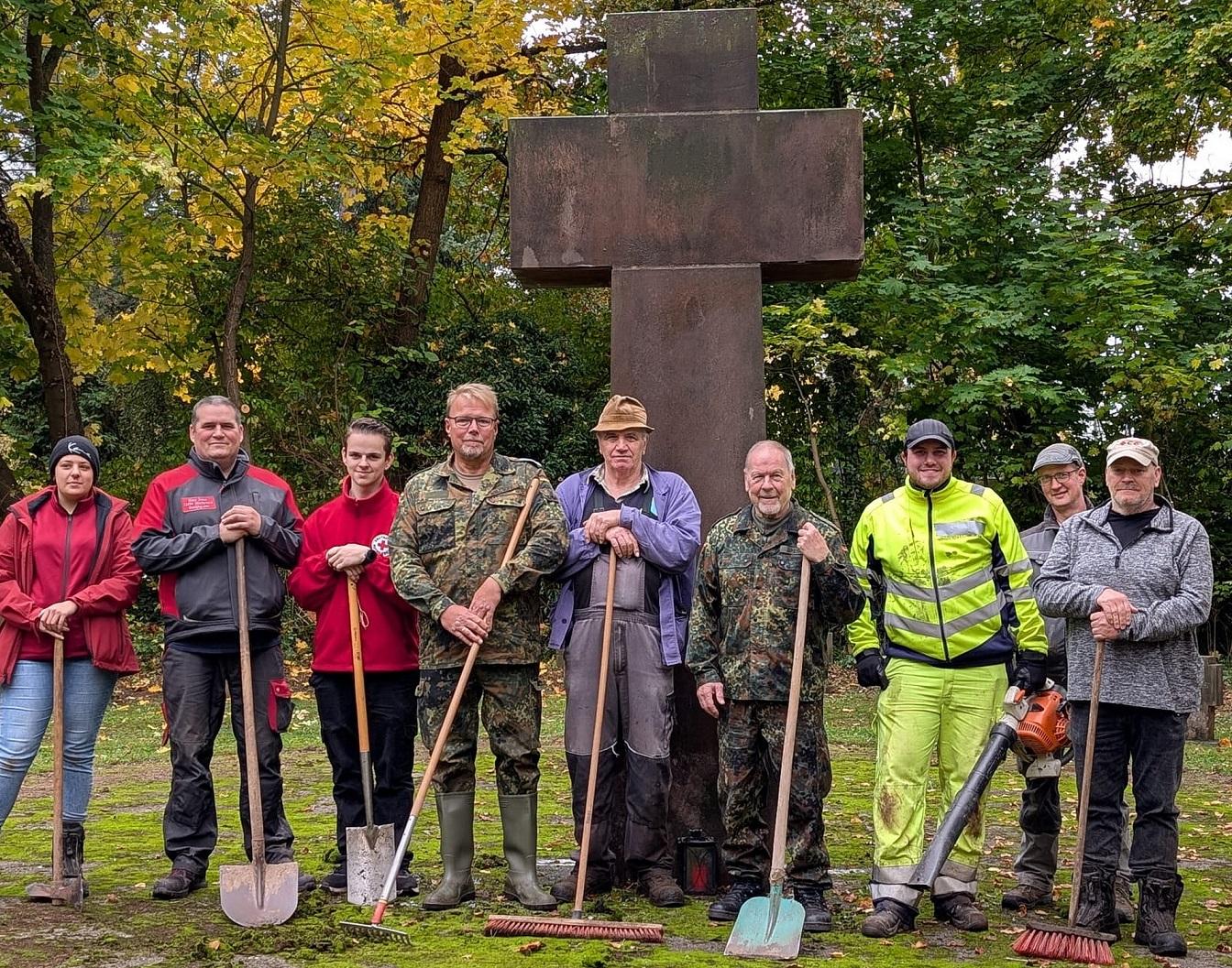 Mitglieder des Rotkreuz-Ortsvereins und der Reservistenkameradschaft Mechernich/Bad Münstereifel arbeiteten jetzt Kriegsgräberstätten auf dem Friedhof an der Alten Kirche auf (v.l.): Alileen Jungmann, Rainer Hück, Dominik Muhr, Holger Witzsche, Karl Lang, Manfred Bresgen, Timo Klotzbücher, Andre Klar und Sascha Suijkerland.