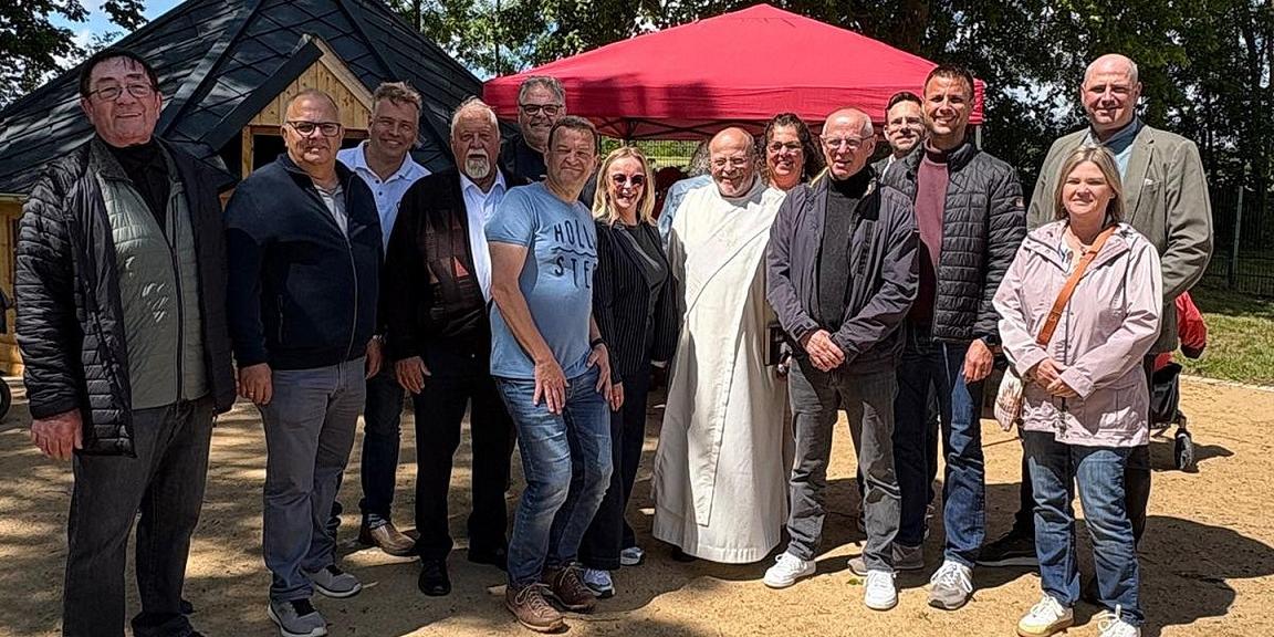 Ehrengäste aus Stadt und Gesellschaft um die Münstereifeler Bürgermeisterin und Landratskandidatin Sabine Preiser-Marian und den Mechernicher Diakon Manfred Lang, der den Mehrgenerationenplatz einsegnete.