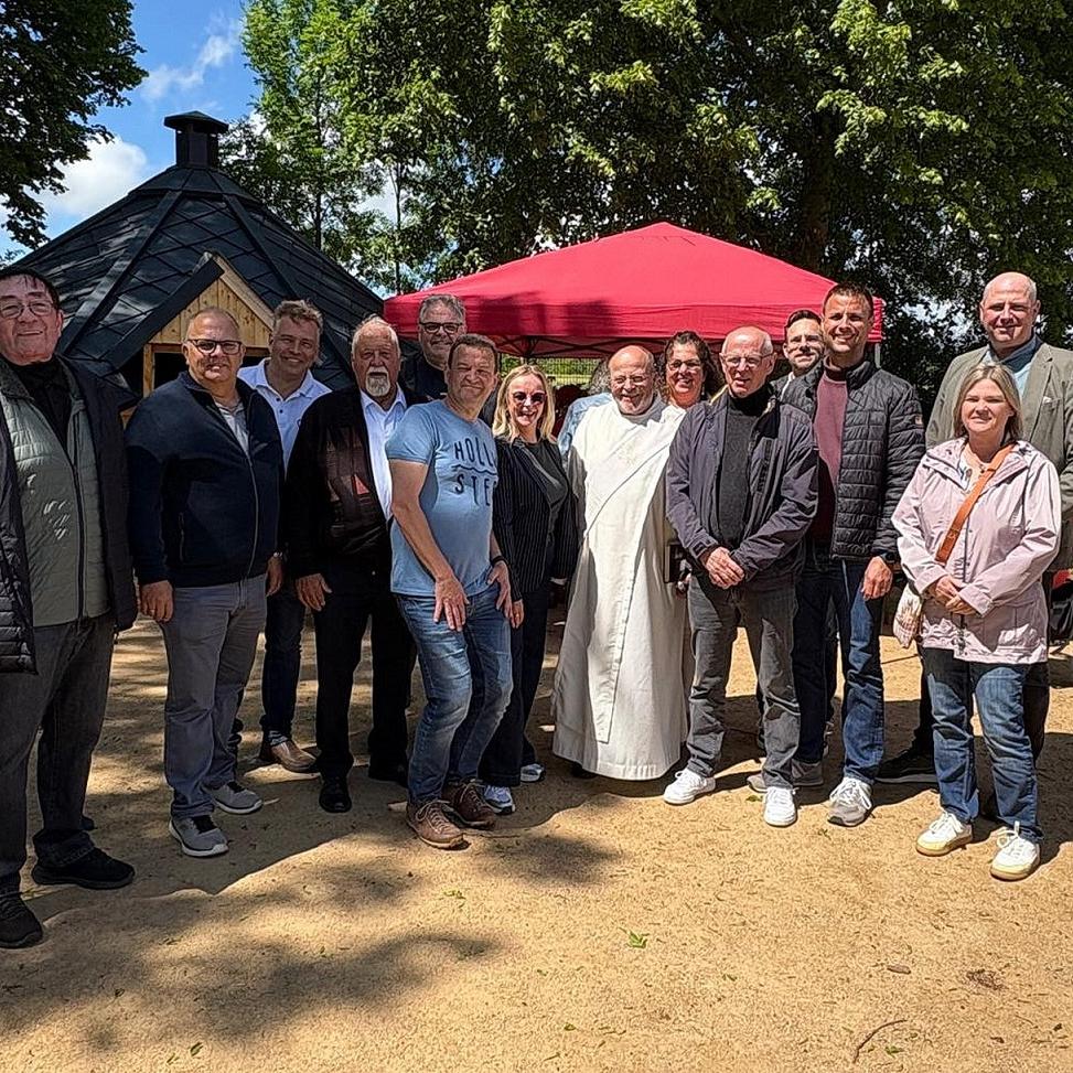 Ehrengäste aus Stadt und Gesellschaft um die Münstereifeler Bürgermeisterin und Landratskandidatin Sabine Preiser-Marian und den Mechernicher Diakon Manfred Lang, der den Mehrgenerationenplatz einsegnete.
