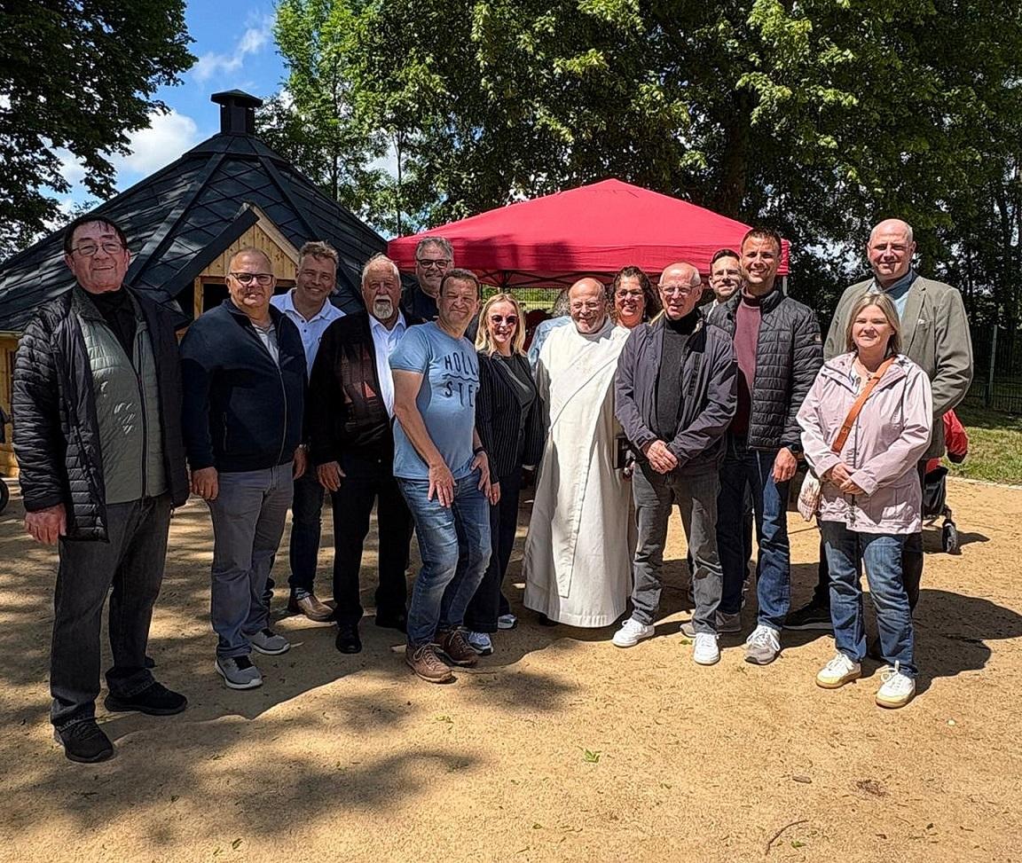Ehrengäste aus Stadt und Gesellschaft um die Münstereifeler Bürgermeisterin und Landratskandidatin Sabine Preiser-Marian und den Mechernicher Diakon Manfred Lang, der den Mehrgenerationenplatz einsegnete.