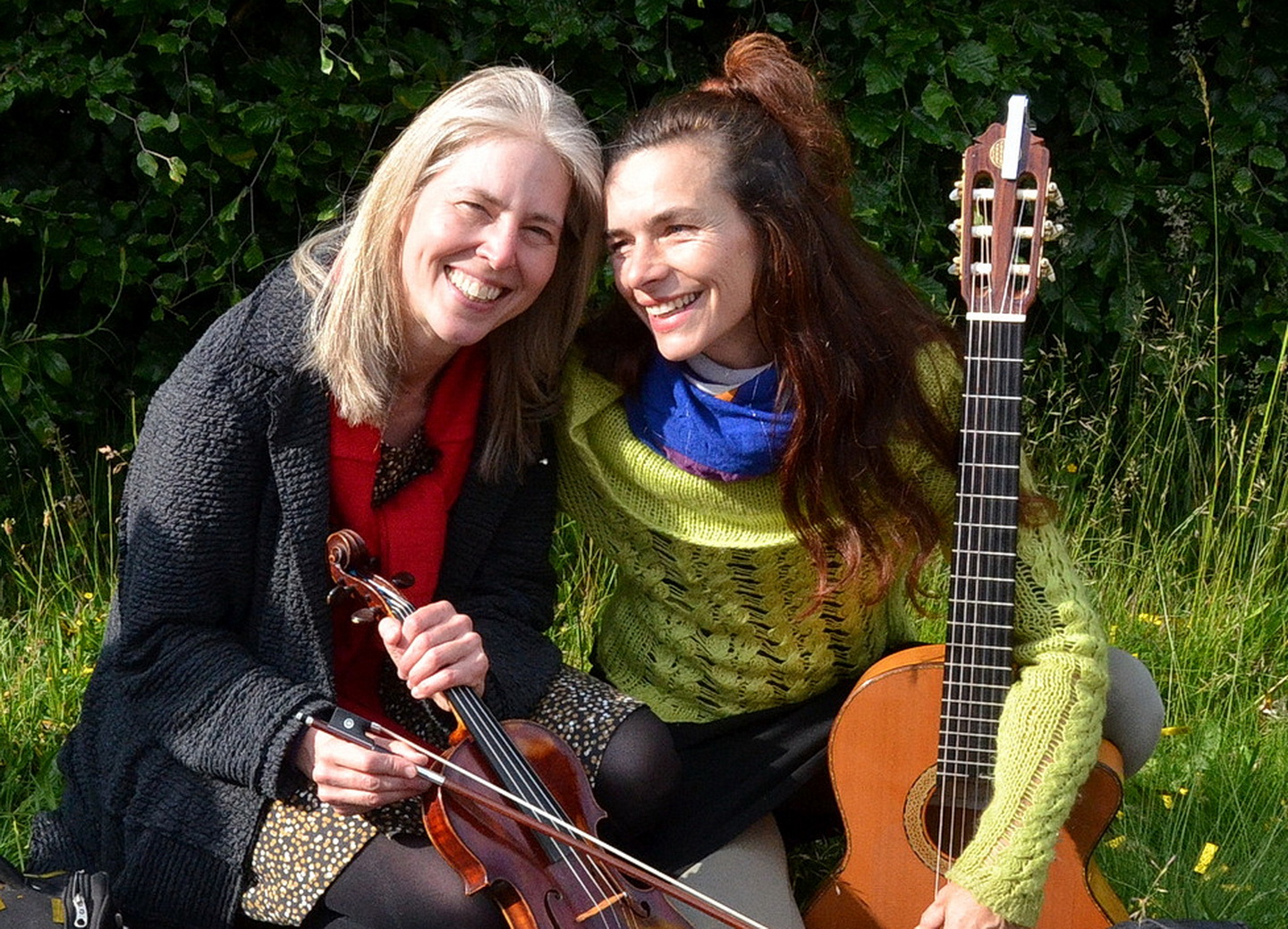 Nicole Besse (l.) und Uta Horstmann machen vom 28. November bis 21. Dezember zusammen mit Interessenten Hausmusik auf eigenen Instrumenten im Atelier „DaSein“ und im Barbarahof. (c) Foto: Henri Grüger/pp/Agentur ProfiPress