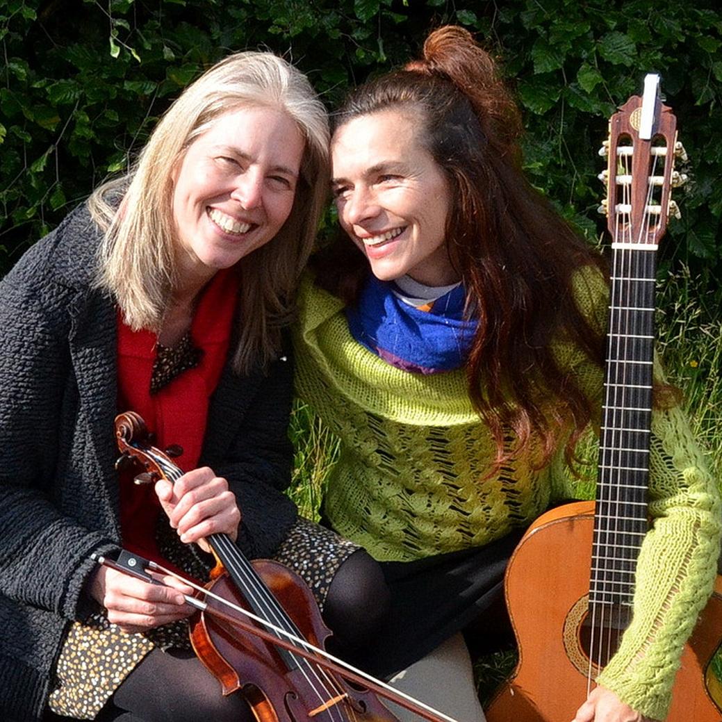 Nicole Besse (l.) und Uta Horstmann machen vom 28. November bis 21. Dezember zusammen mit Interessenten Hausmusik auf eigenen Instrumenten im Atelier „DaSein“ und im Barbarahof.
