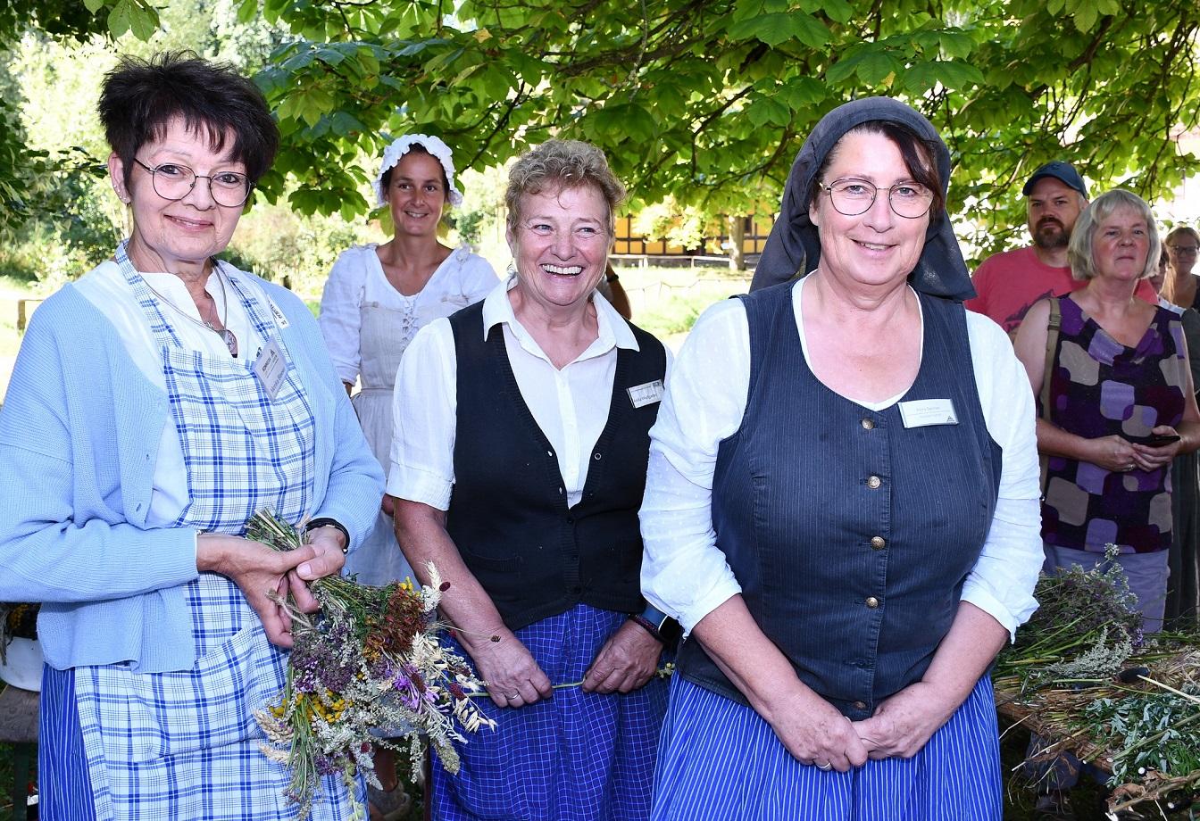 Die Museumshauswirtschafterinnen Monika Blaeser, Jenny Zimmermann, Anita Wolfgarten und Petra Spürkel (v.l.) hatten für das kirchliche Hochfest Maria Himmelfahrt in Feld und Flur viele Kräuter und Getreidehalme für den „Krockwösch“ gesammelt und zu Sträußen gebunden.