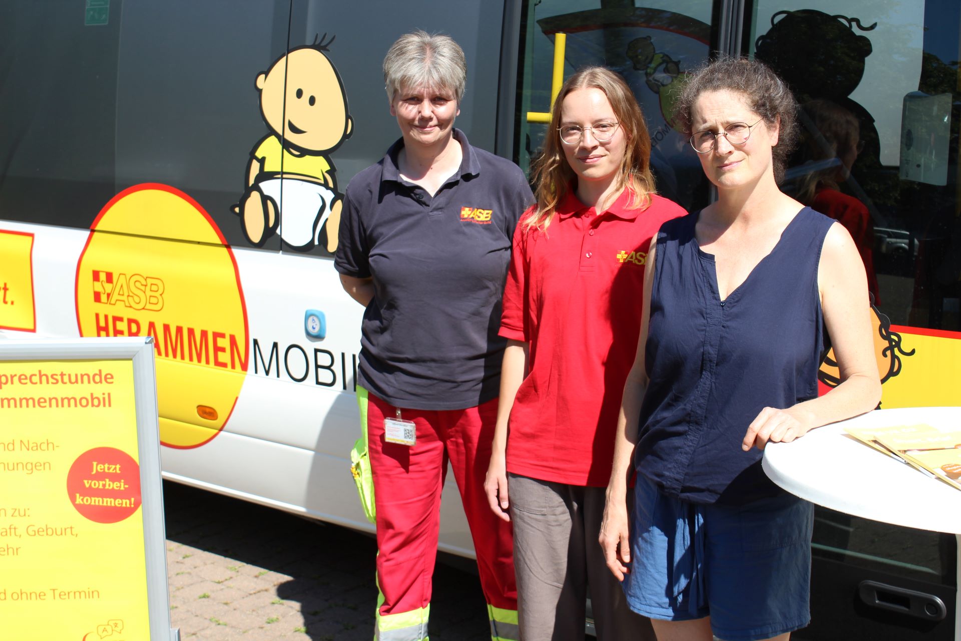 Das Team des ASB-Hebammenmobils: Rettungssanitäterin Sandra Laudick, Vernetzungskraft Carina Heinen und Hebamme Susanne Teuerle. (c) Foto: Kerstin Rottland/pp/Agentur ProfiPress