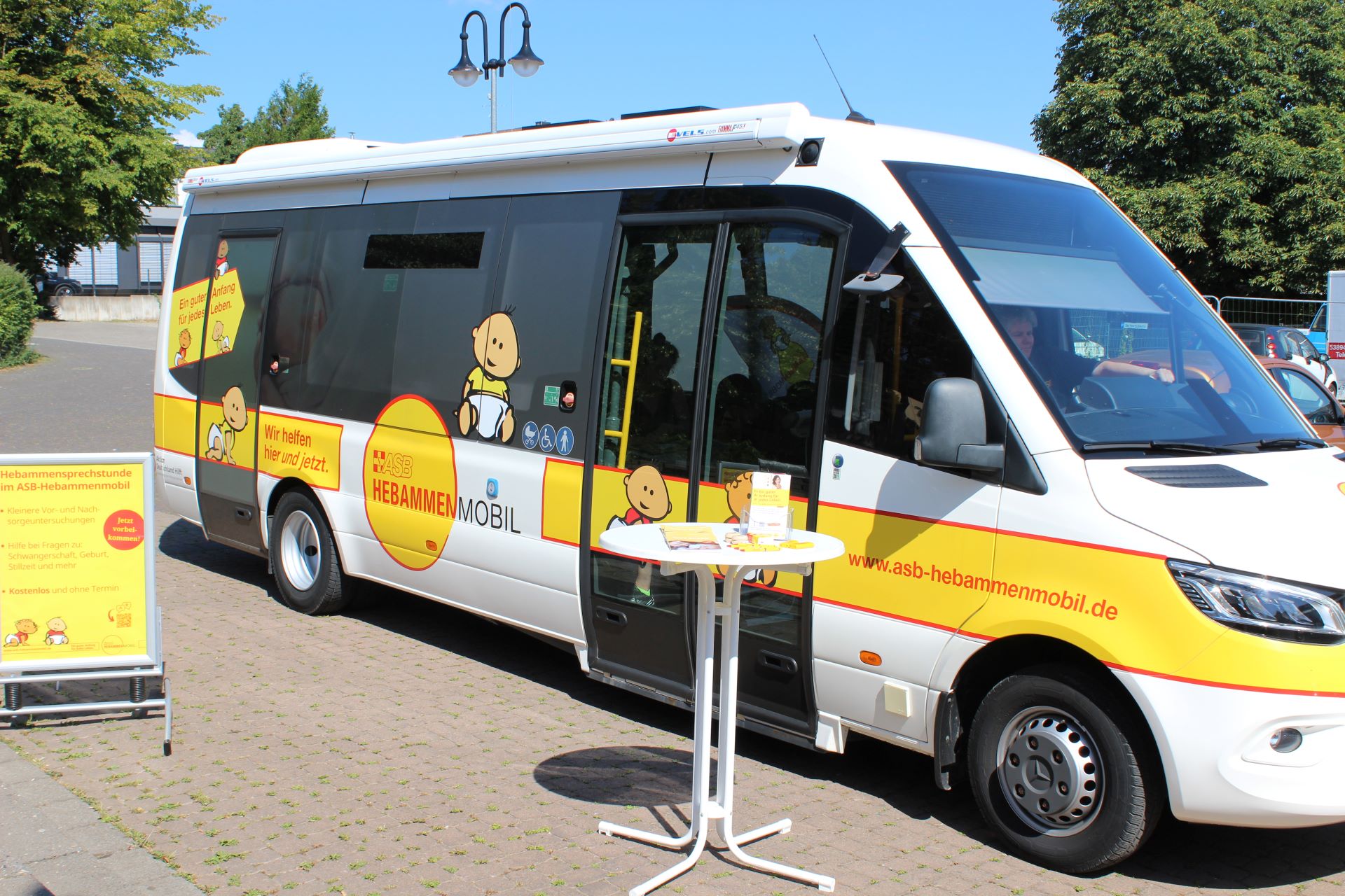 Mitten auf dem Mechernicher Marktplatz parkt der bunt beklebte Bus jeden Dienstag von zehn bis 13 Uhr. Schwanger oder nicht: Fragen stellen ist hier ausdrücklich erwünscht! (c) Foto: Kerstin Rottland/pp/Agentur ProfiPress