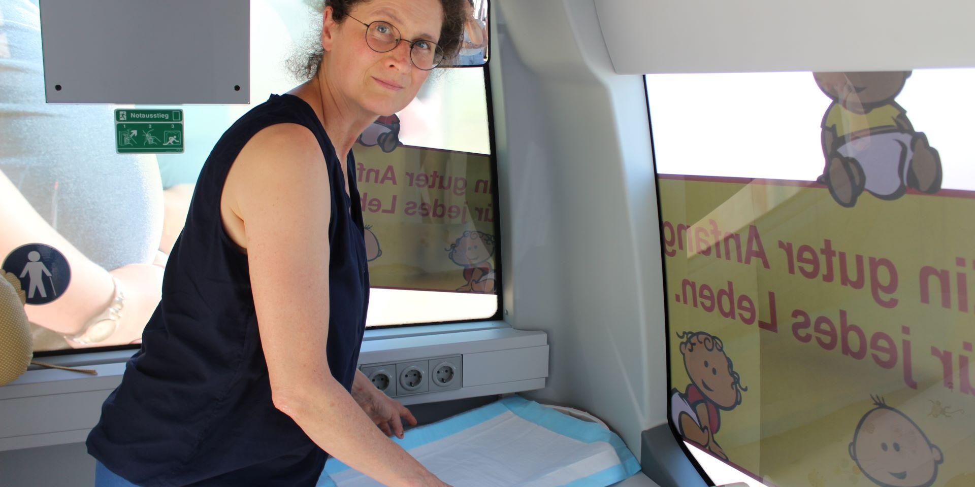 Statt Sitzreihen, hat das ASB-Hebammenmobil hinten einen Untersuchungstisch, auf dem Susanne Teuerle bei Bedarf Säuglinge untersucht.