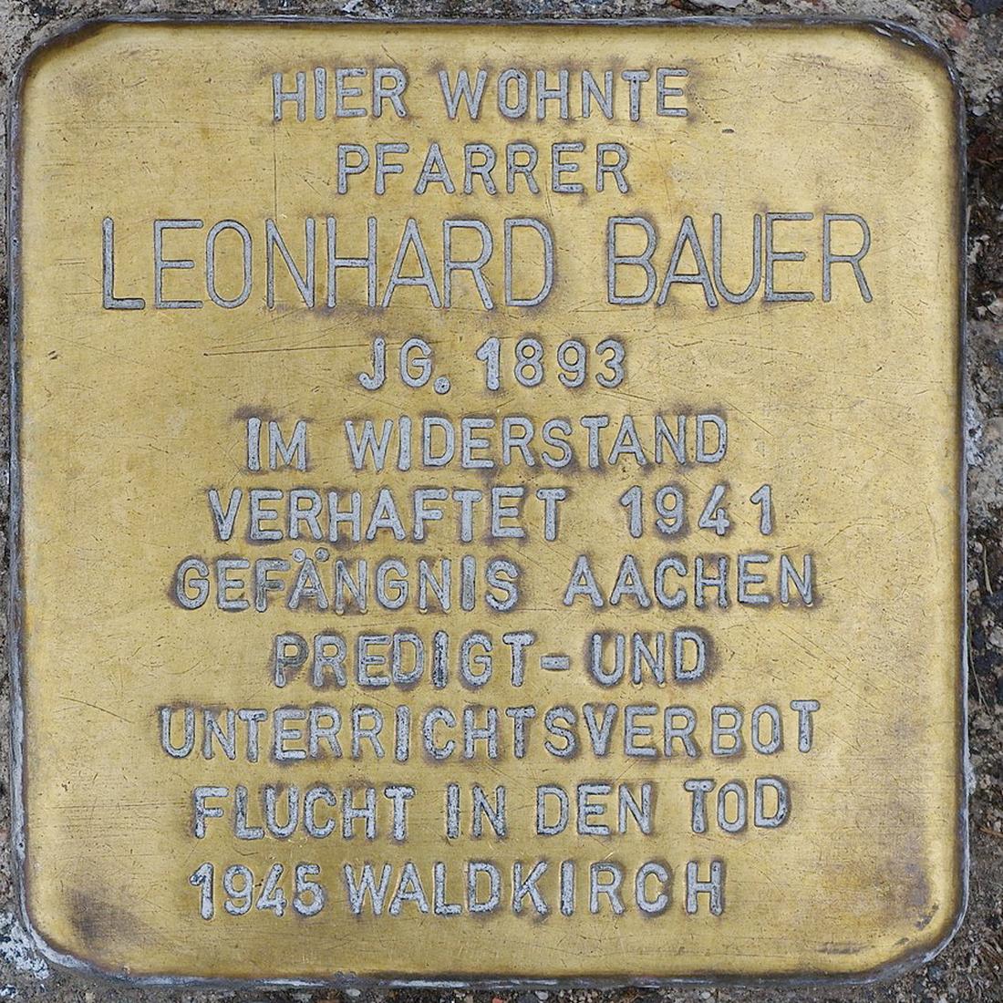 Der „Stolperstein“, den die Initiative JudiT.H („Geschichte der Juden im Tal, Hellenthal“) in Erinnerung an den von den Nazis schikanierten und schließlich zu Tode gehetzten Pfarrer Leonhard Maria Heinrich Bauer anbringen ließ.