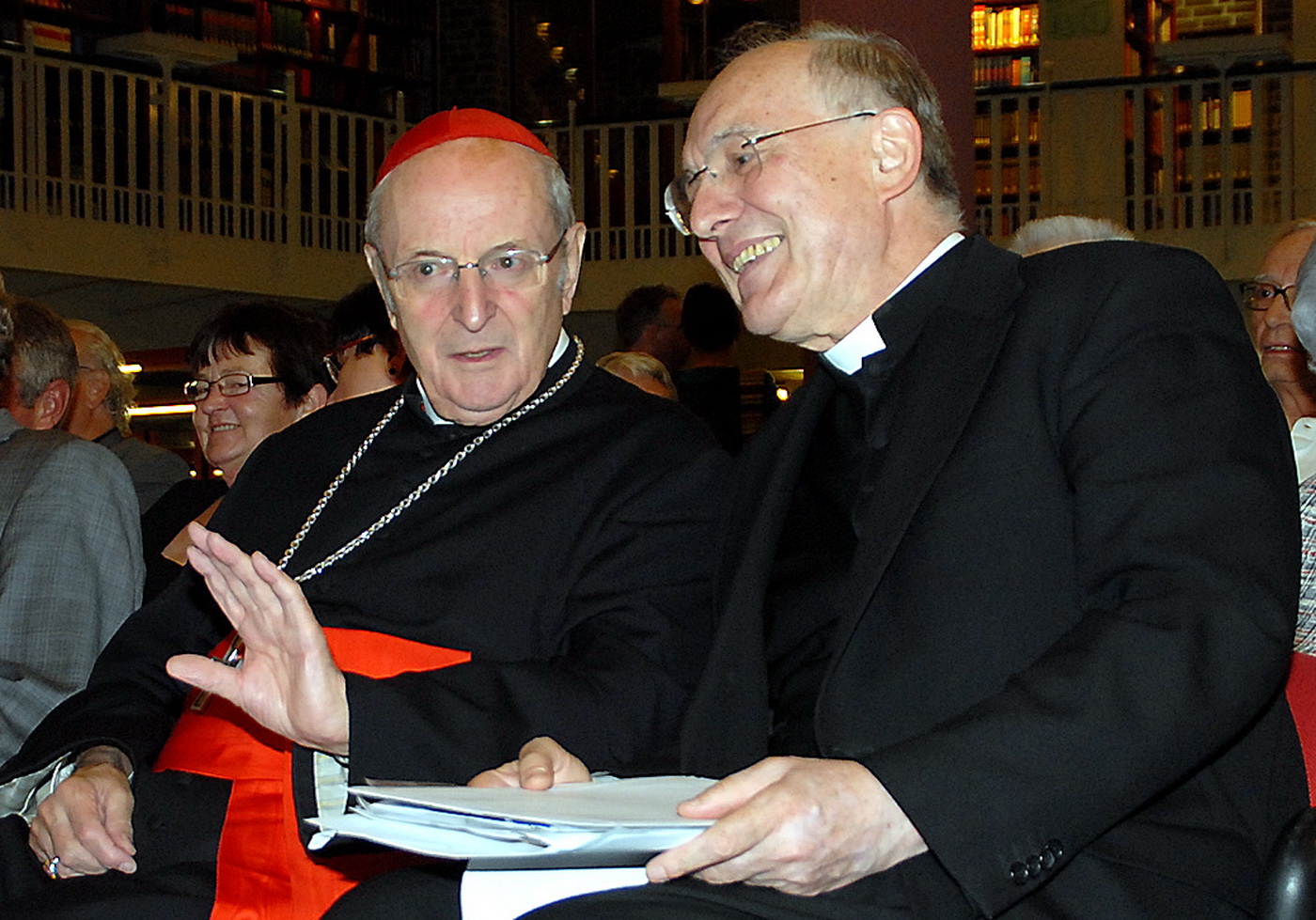 Prälat Prof. Dr. Helmut Moll (r.) und sein damaliger Dienstherr Joachim Kardinal Meisner. (c) Archivfoto: Manfred Lang/pp/Agentur ProfiPress