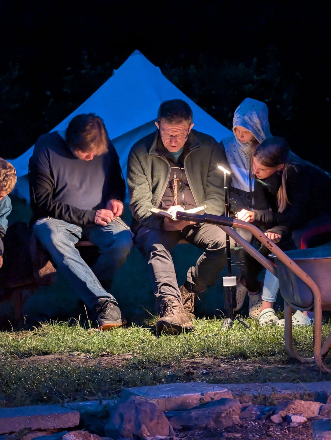 Auch ein Stück Lagertradition: Abends am Lagerfeuer liest Holger Stürmer immer aus einem zum jeweiligen Lagermotto passenden Buch vor, bevor Caroline Tesch zur Klampfe greift und gesungen wird. (c) Foto: Stefan Studinski/pp/Agentur ProfiPress
